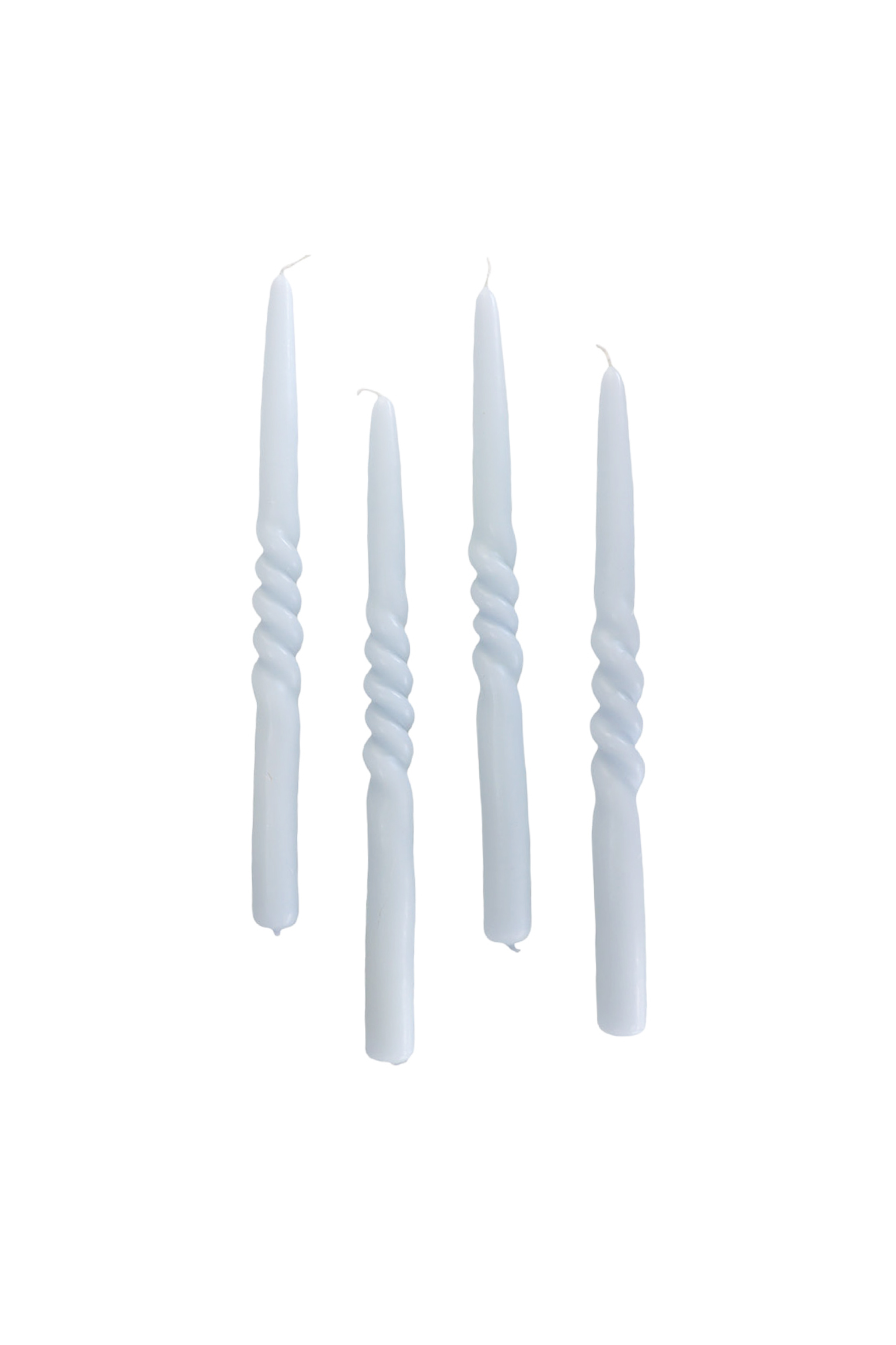 Fire snoede stagelys i farven Mighty Blue placeret mod en hvid baggrund.