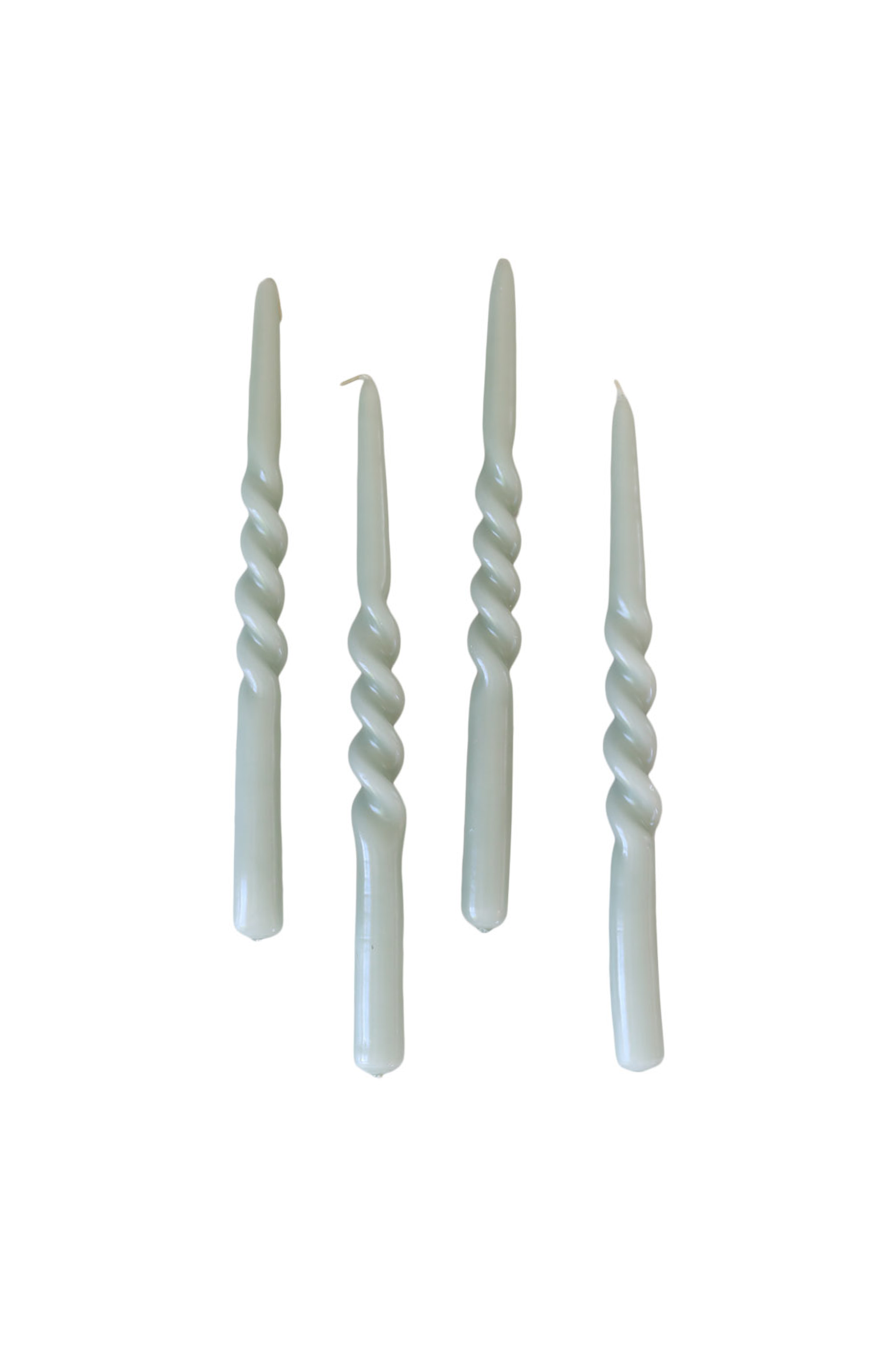 Fire snoede stearinlys i en grøn nuance.