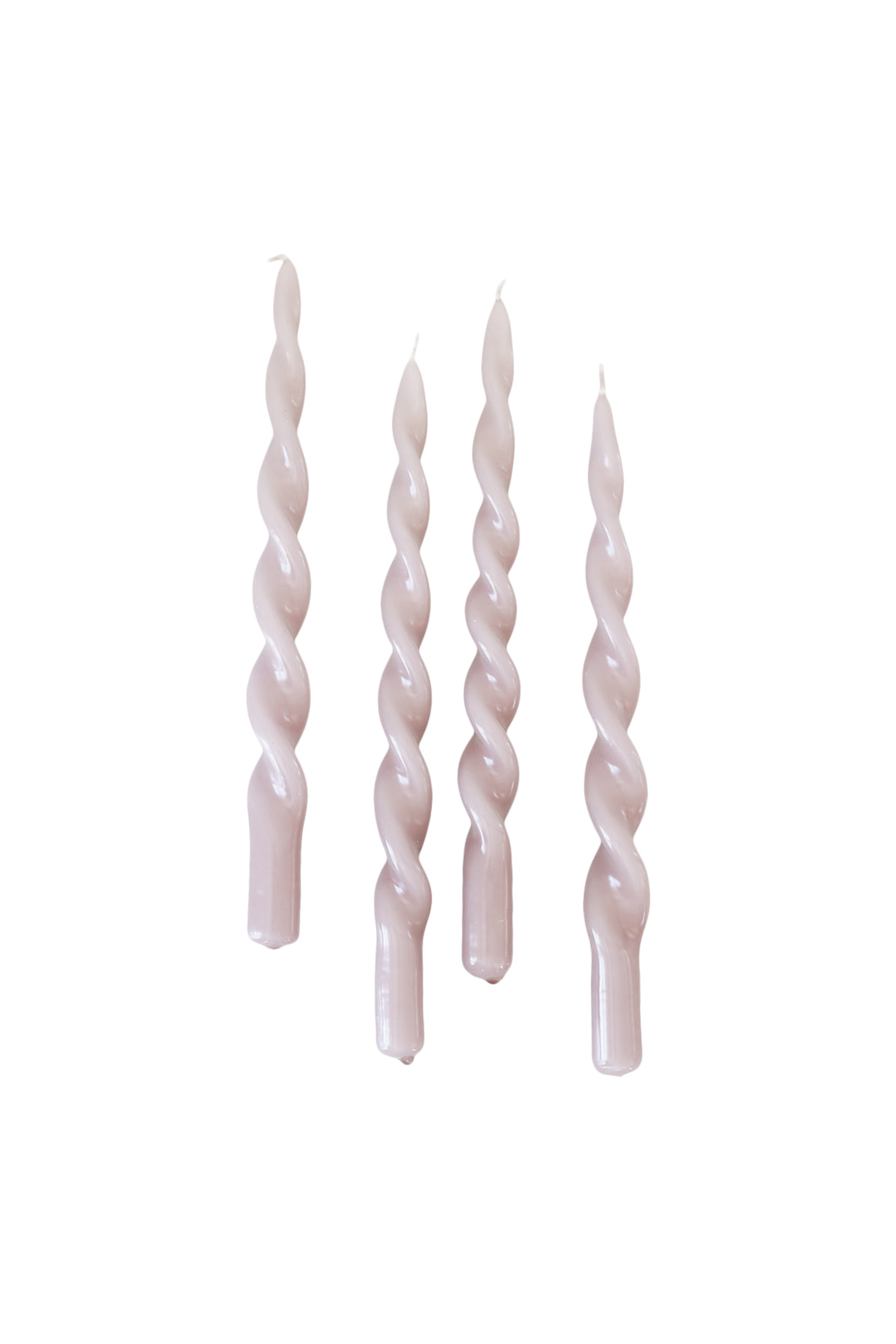 Fire snoede stearinlys i lyserød farve.