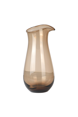 En høj glaskande i røgbrun farve med et let afrundet korpus, smal hals og en bred hældetud.