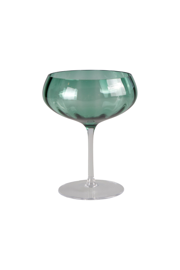 Et grønt cocktailglas i transparent glas med bred skål og lang stilk.