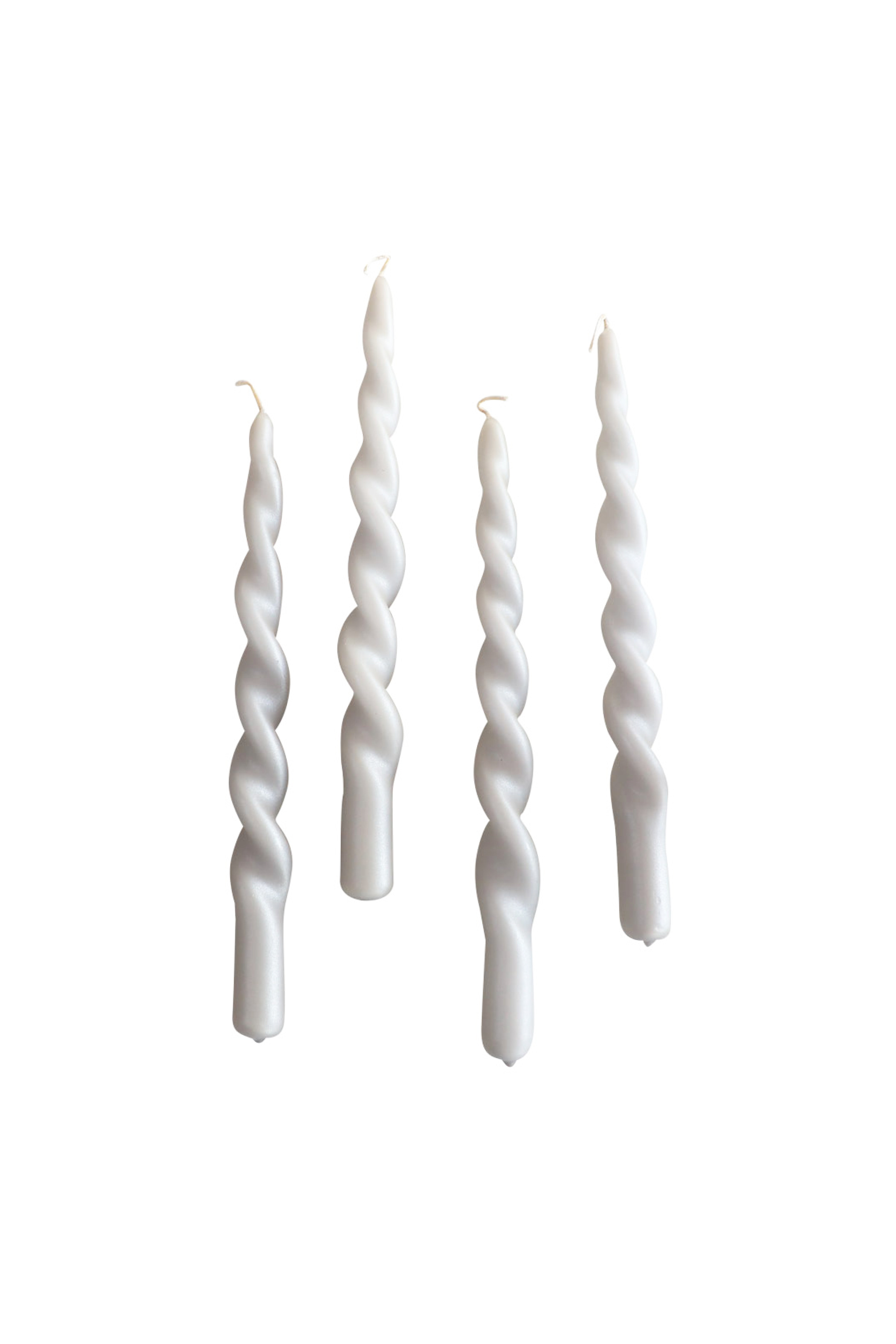 "Fire snoede stagelys i perlemorsgrå farve placeret lodret side om side på hvid baggrund.