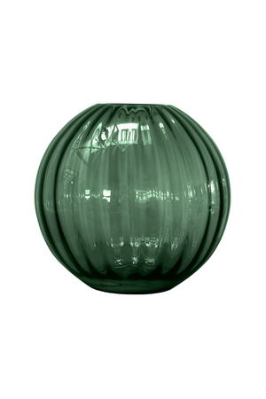 Rund grøn glasvase med rillemønster og blank overflade. Vasen har en bred, afrundet form og en lille åbning foroven.