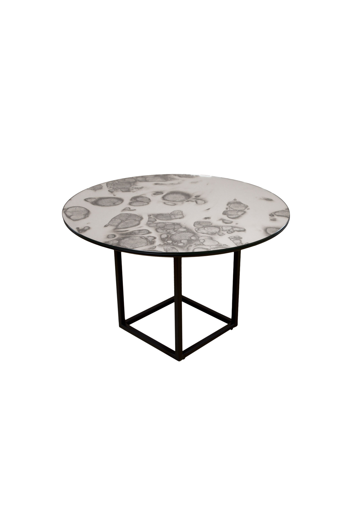 Rundt sofabord med spejlplade i antik sølvlook, dekoreret med mørke mønstre. Bordet står på sort, geometrisk metalstel i kubeform.