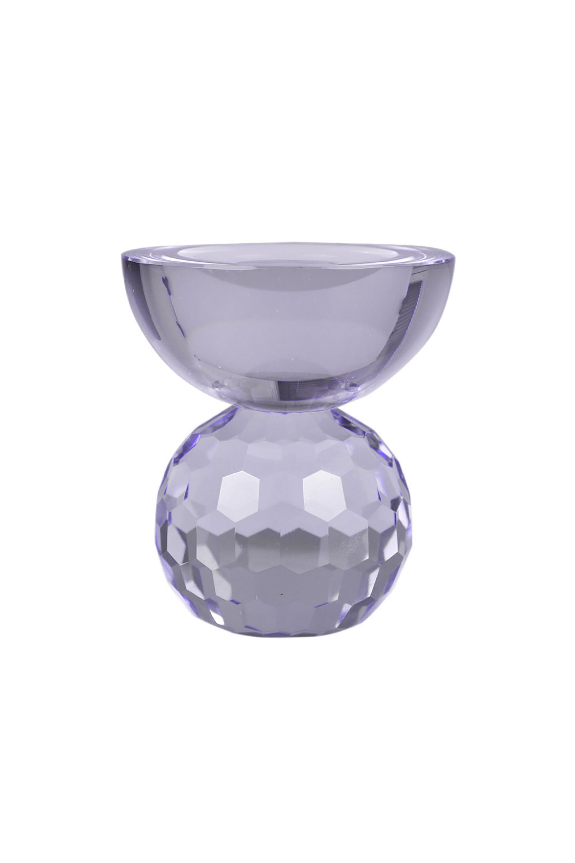 Produktbillede af en lysestage i klart, facetslebet krystalglas med en rund, facetslebet kugleformet fod og en bred, halvkugleformet skål på toppen.