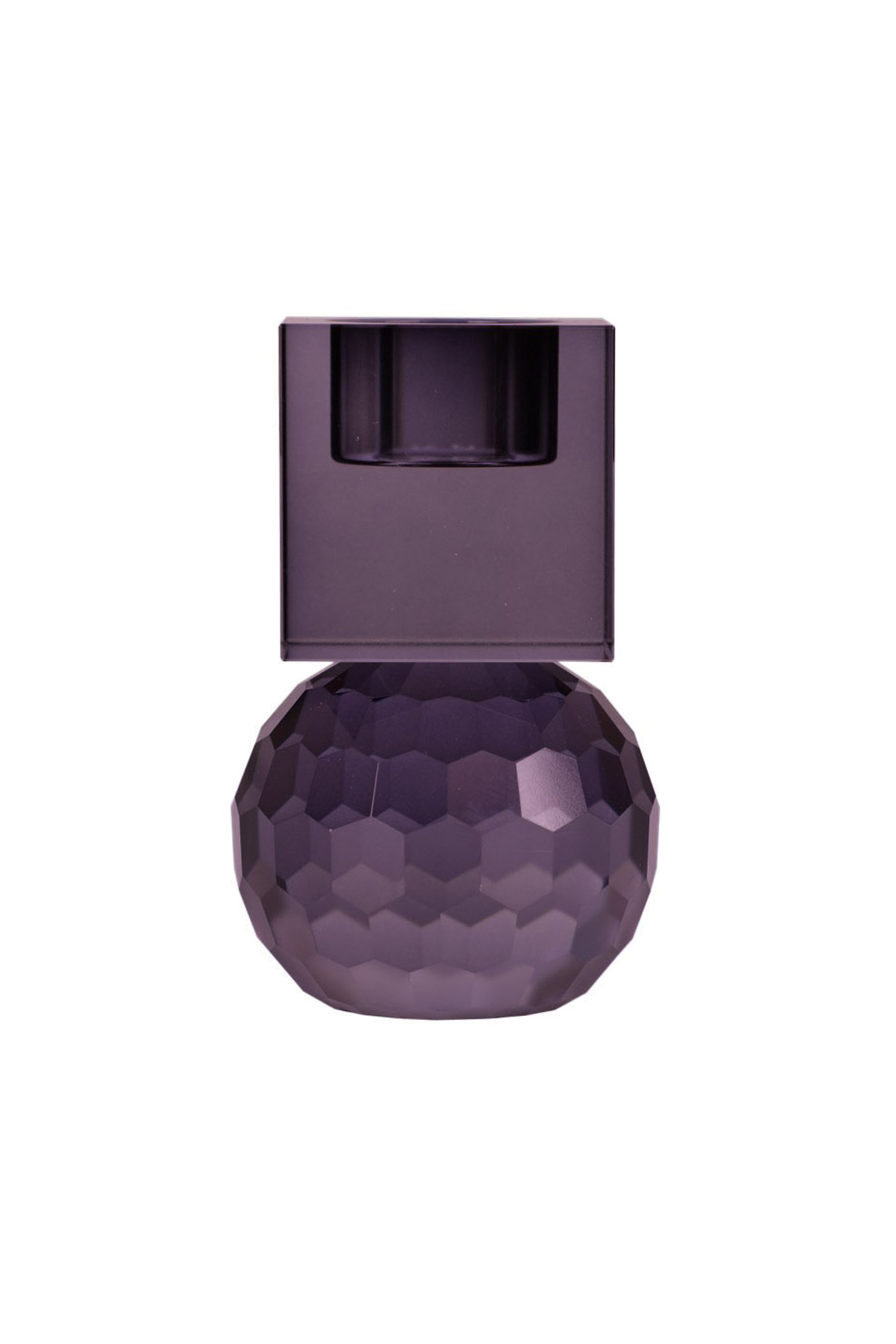 En lysestage i lilla krystalglas. Designet består af en rund, facetslebet kugle i bunden, der reflekterer lyset, og en kvadratisk top med en udhulning til et fyrfadslys.