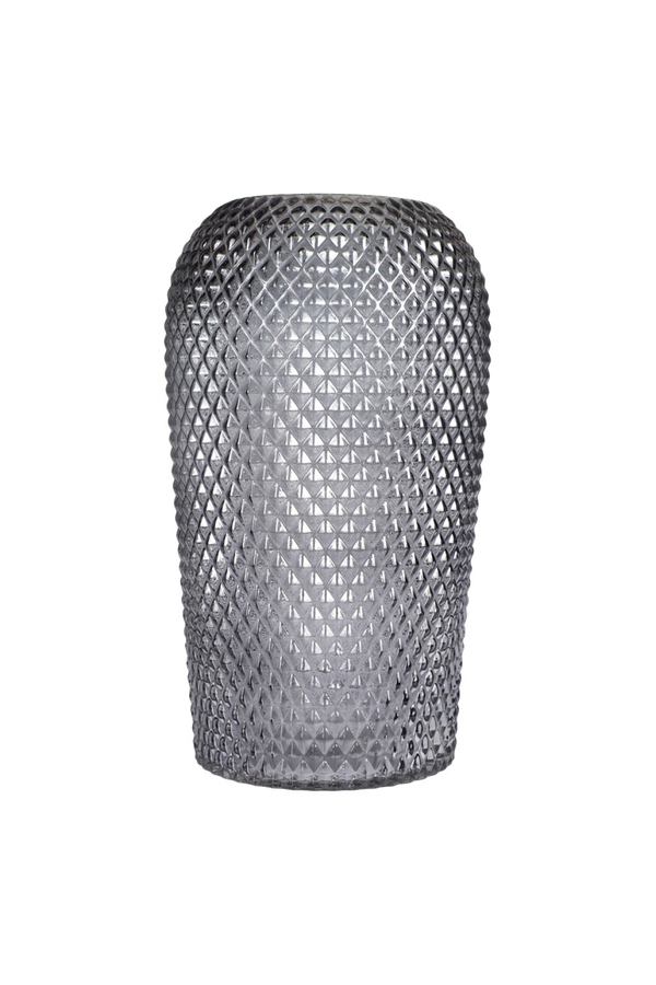 En høj grå glasvase med diamantmønstret overflade står isoleret på en hvid baggrund.
