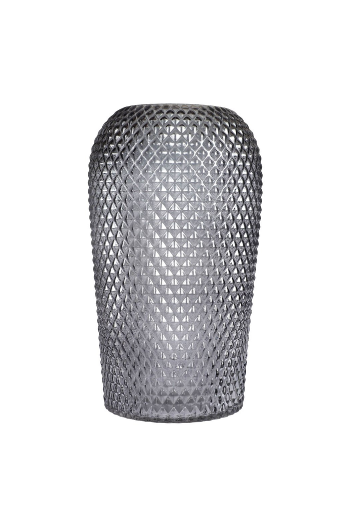 En høj grå glasvase med diamantmønstret overflade står isoleret på en hvid baggrund.