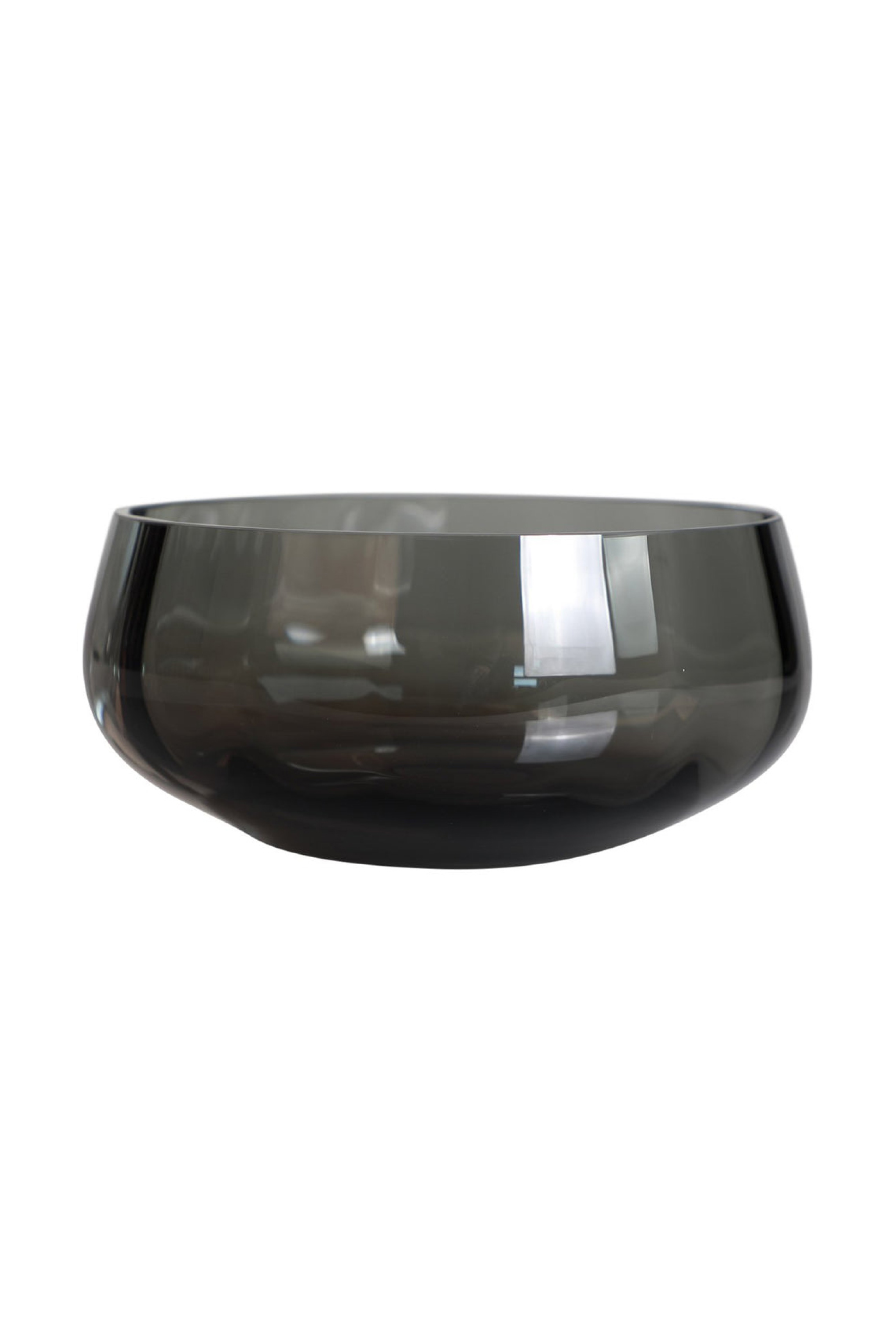 En rund, lav skål i mørk, røgfarvet glas med blank overflade og let reflekterende finish. Skålen har en enkel, moderne form med bløde kurver.