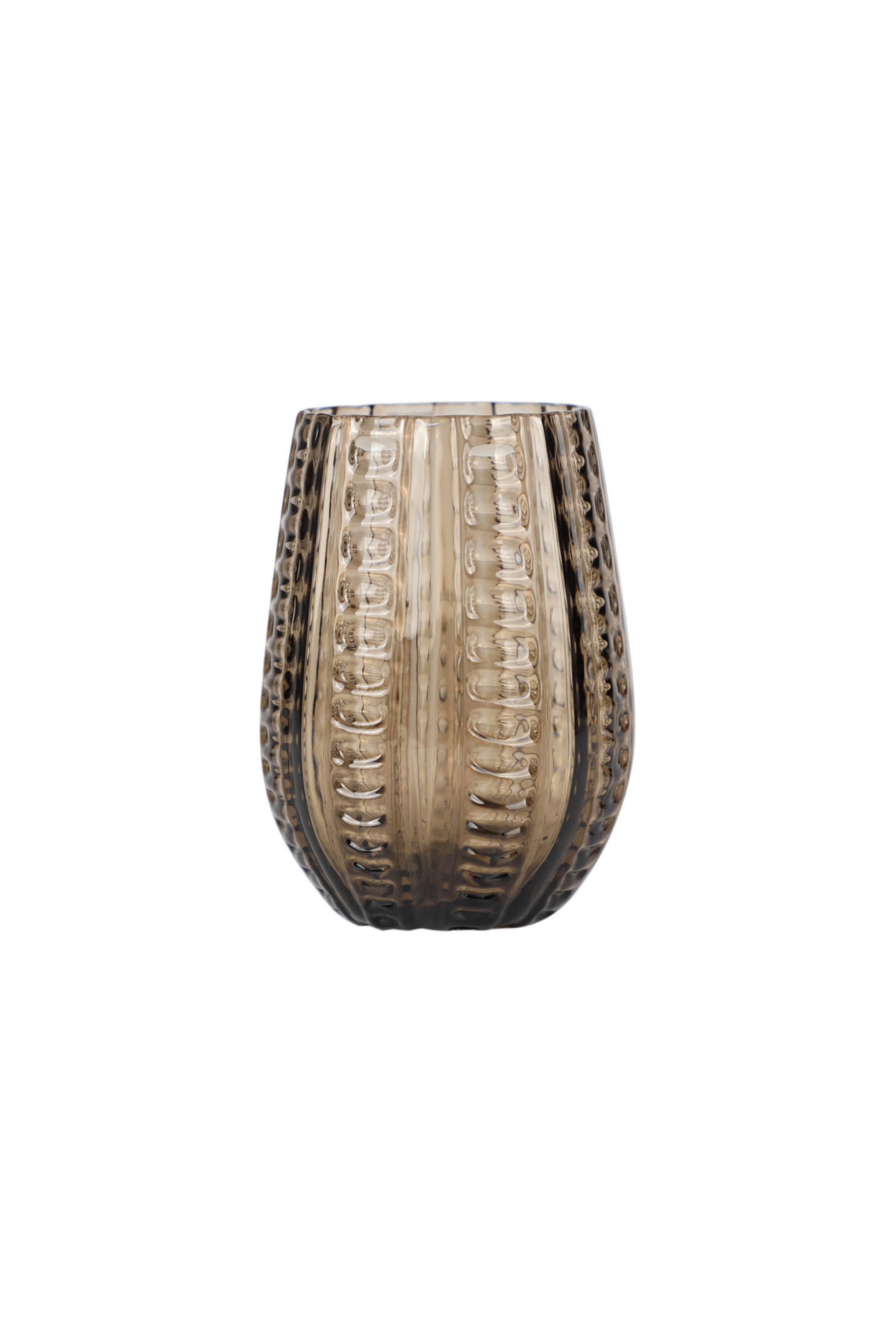 Brunt glas med lodrette striber og boblemønster i overfladen. Glasset har en rund form, der smalner let ind foroven.