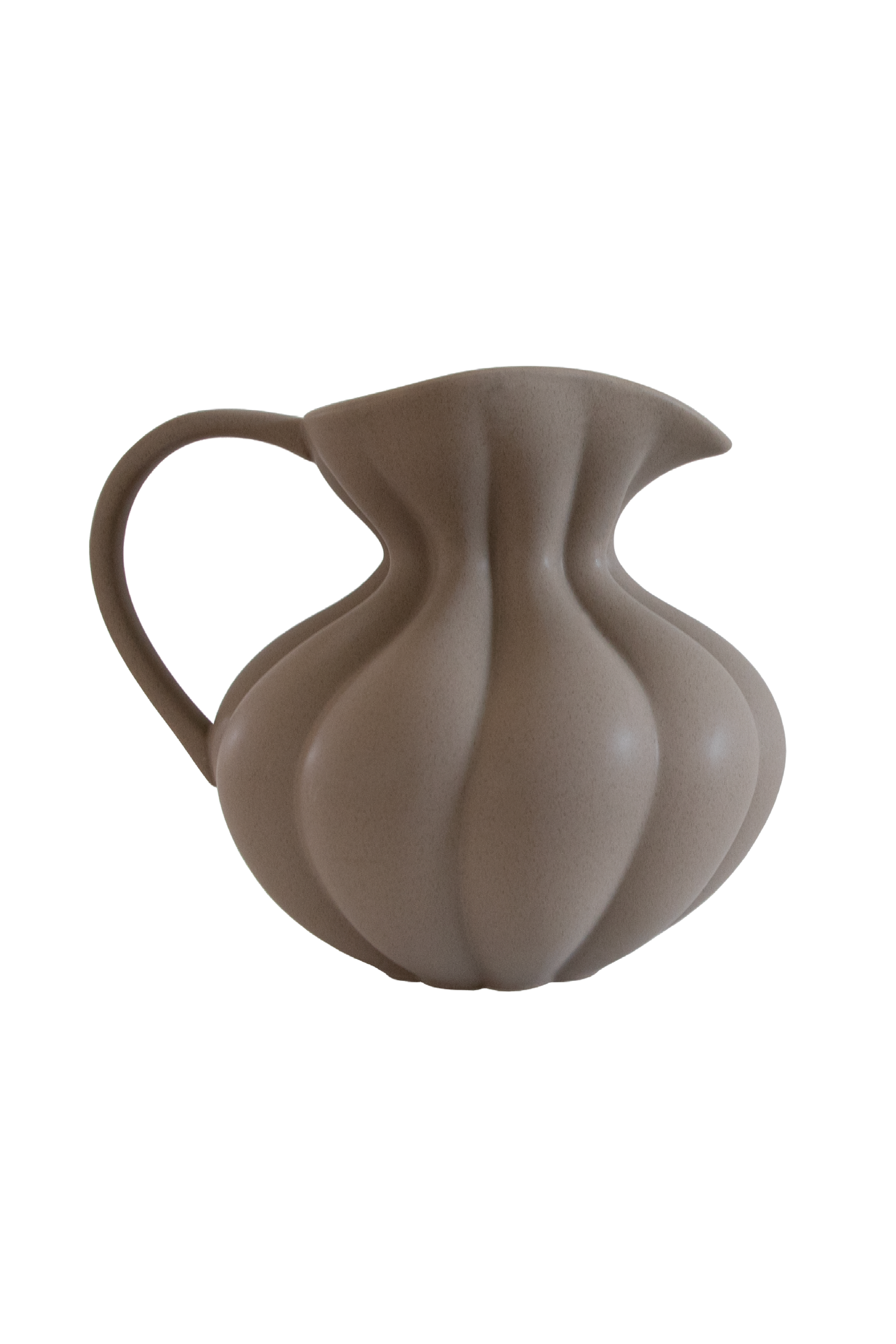 Brun keramisk kande med bløde, bølgende former og rund hank, fotograferet mod hvid baggrund.