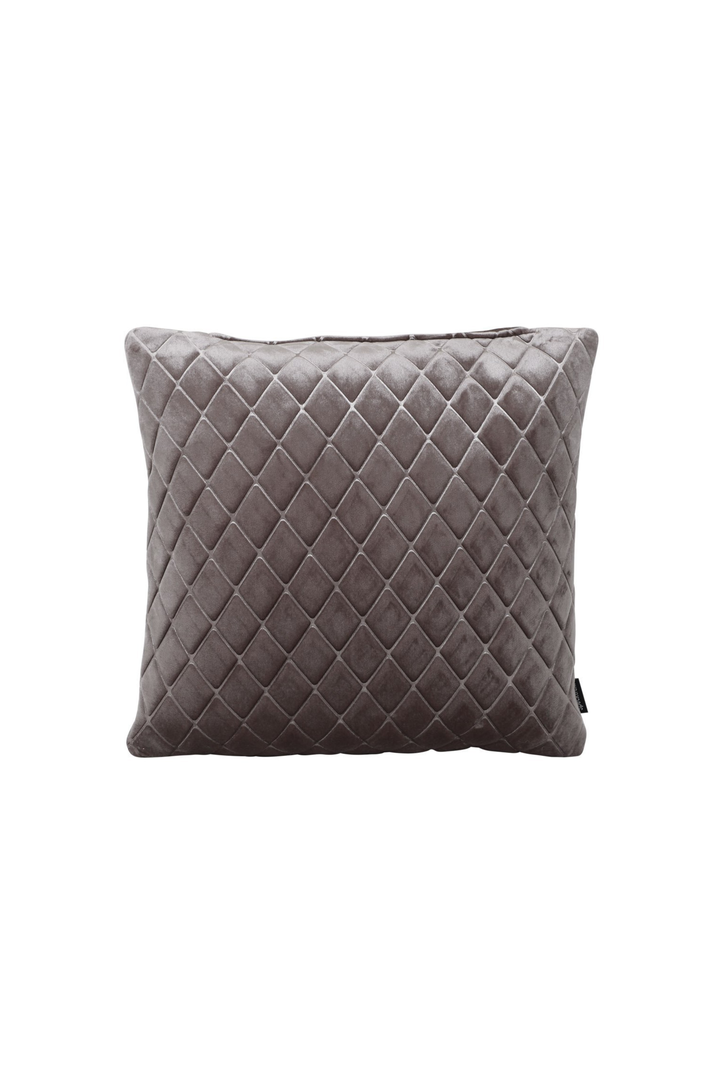 Kvadratisk pyntepude i grå velour med quiltet harlekinmønster på hvid baggrund.