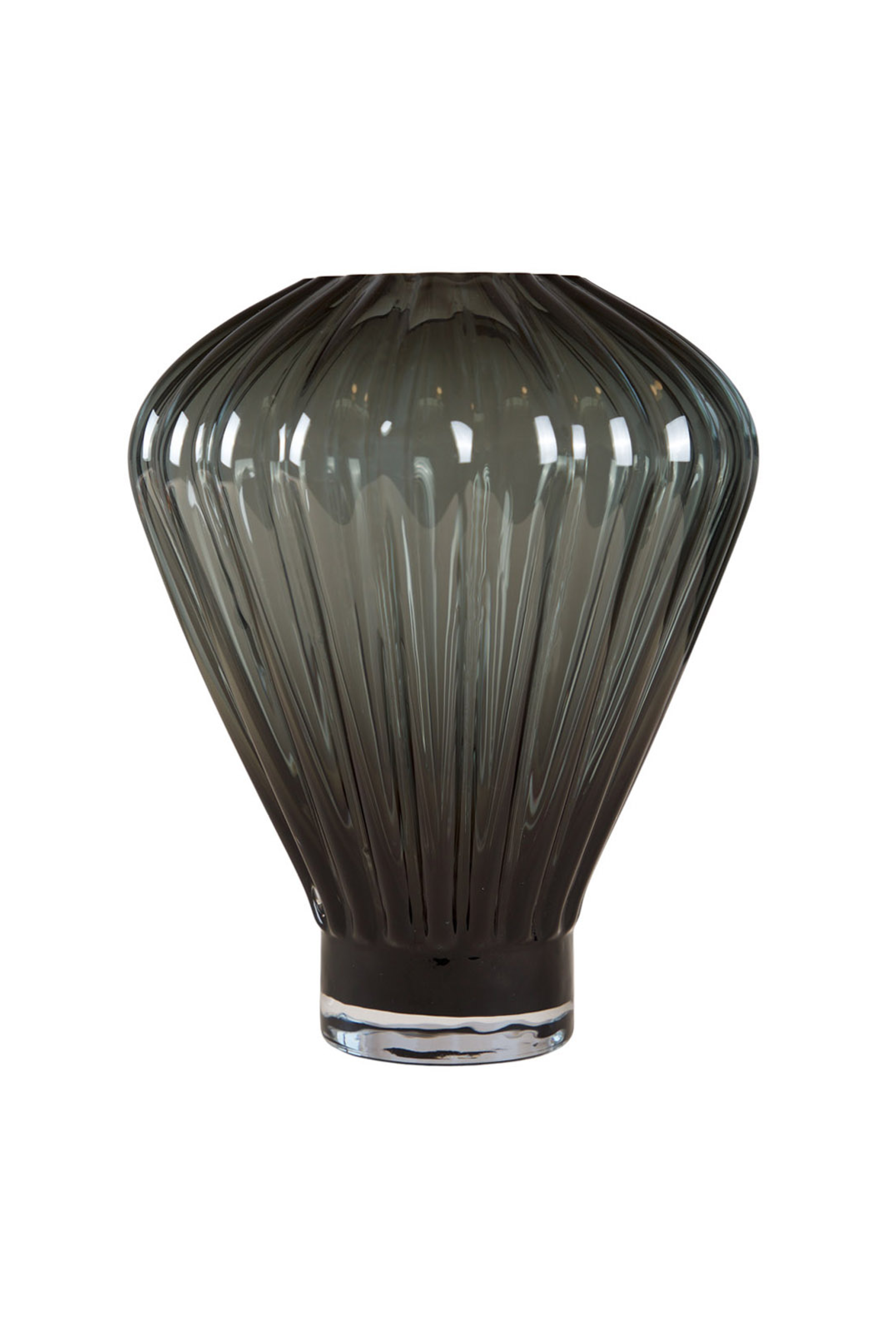 En mørk røgfarvet glasvase med bred åbning og riflet struktur.