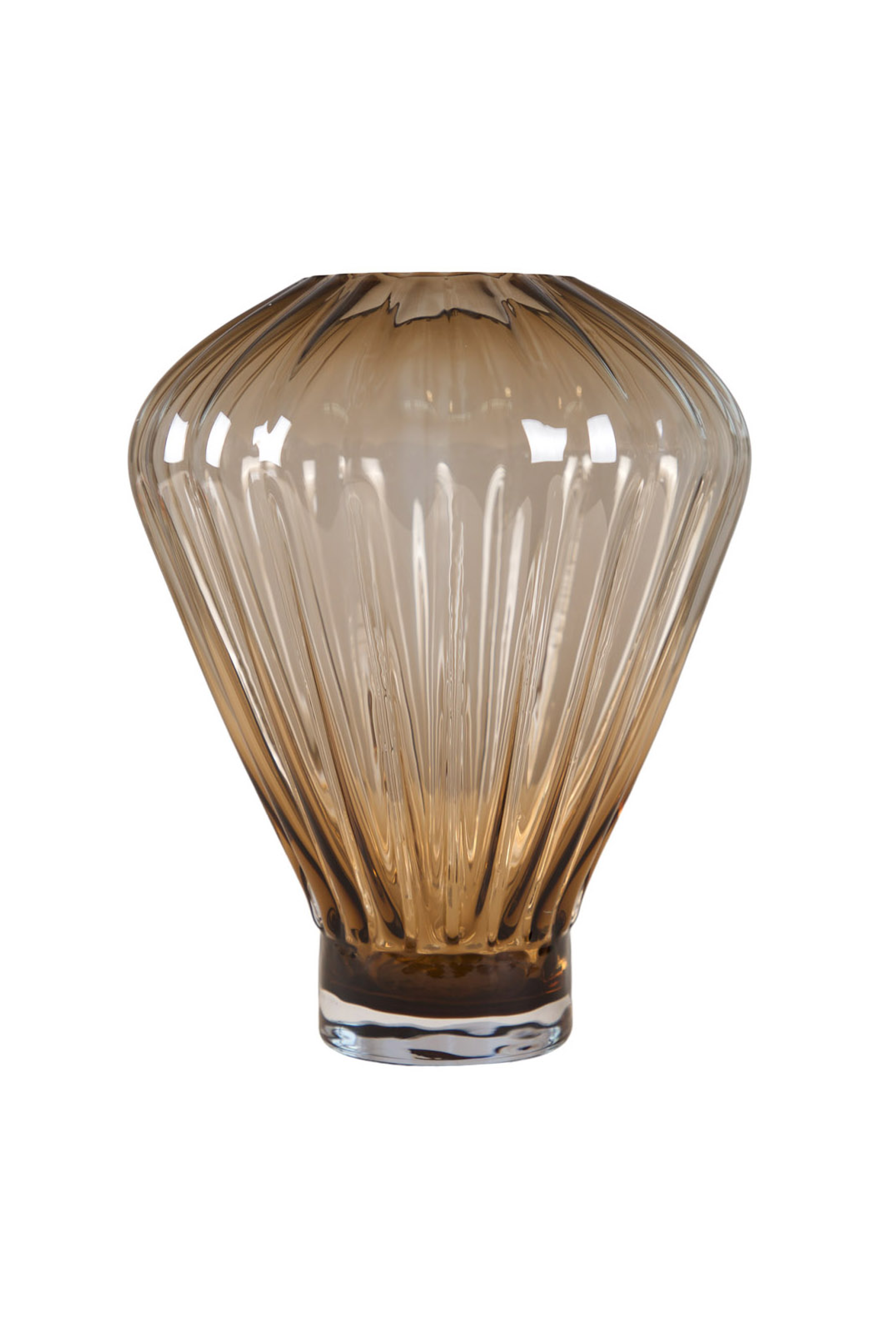 En brunlig glasvase med bred åbning og riflet struktur.