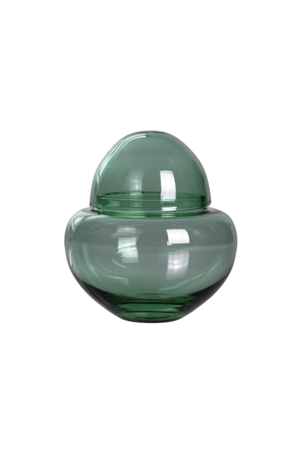 Grøn glas bonbonniere med låg i et moderne, organisk design. Bonbonnieren har en rund form med bred bund og smal åbning, og låget er buet og passer tæt ovenpå.