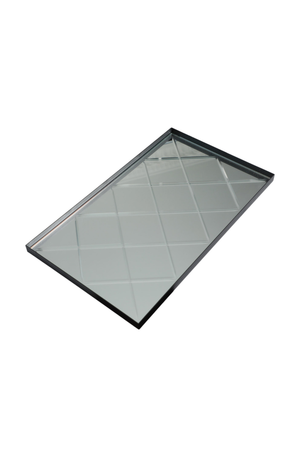 Rektangulær spejlbakke med sort ramme og diamantmønster i spejloverfladen.