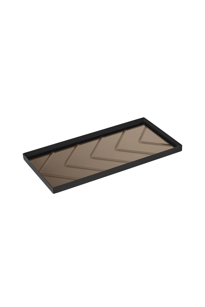 Rektangulær spejlbakke med sort metalramme og bronze spejlglasbund med indgraveret sildebensmønster. Moderne og stilrent design, velegnet til dekoration eller servering.