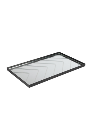 Rektangulær spejlbakke med sort metalramme og klar spejlglasbund med indgraveret sildebensmønster.