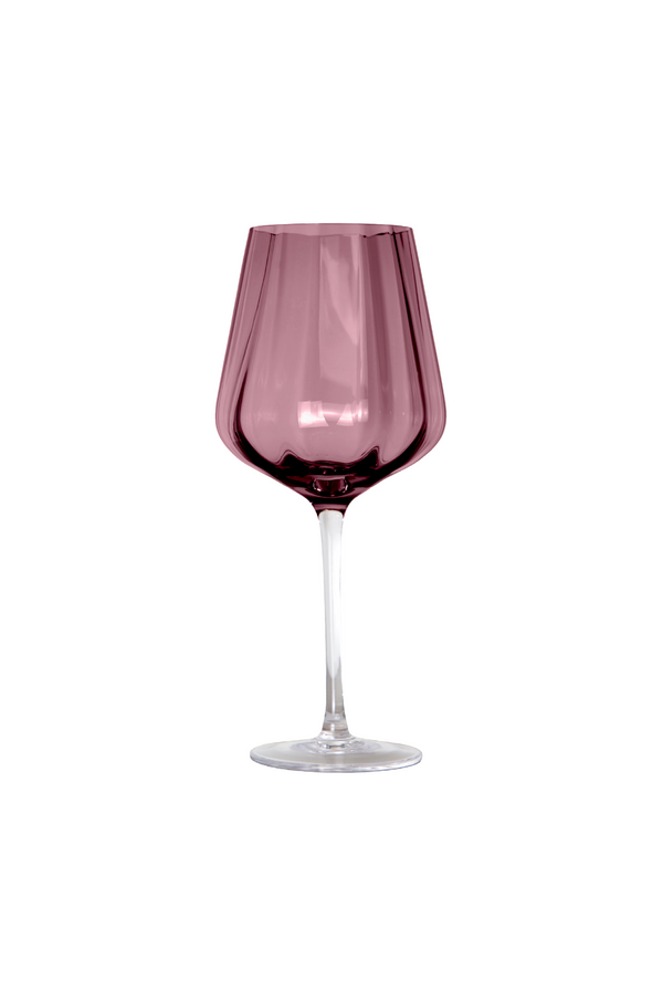 Vinglas i klart glas med høj stilk og bred, facetteret bowle i en dyb rosa farve.