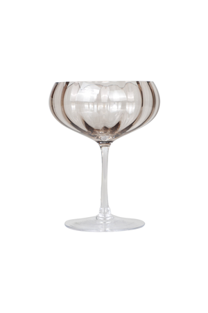 Elegant cocktailglas med røgfarvet, riflet skål og klar stilk.