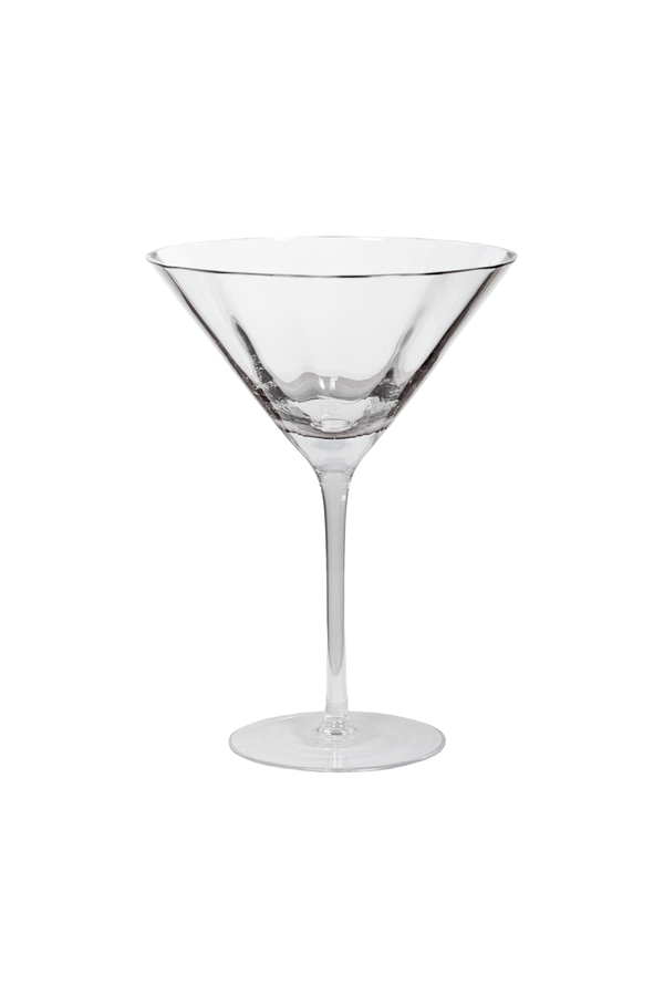 Et gennemsigtigt martiniglas af glas med bred skål, smal stilk og rund fod.