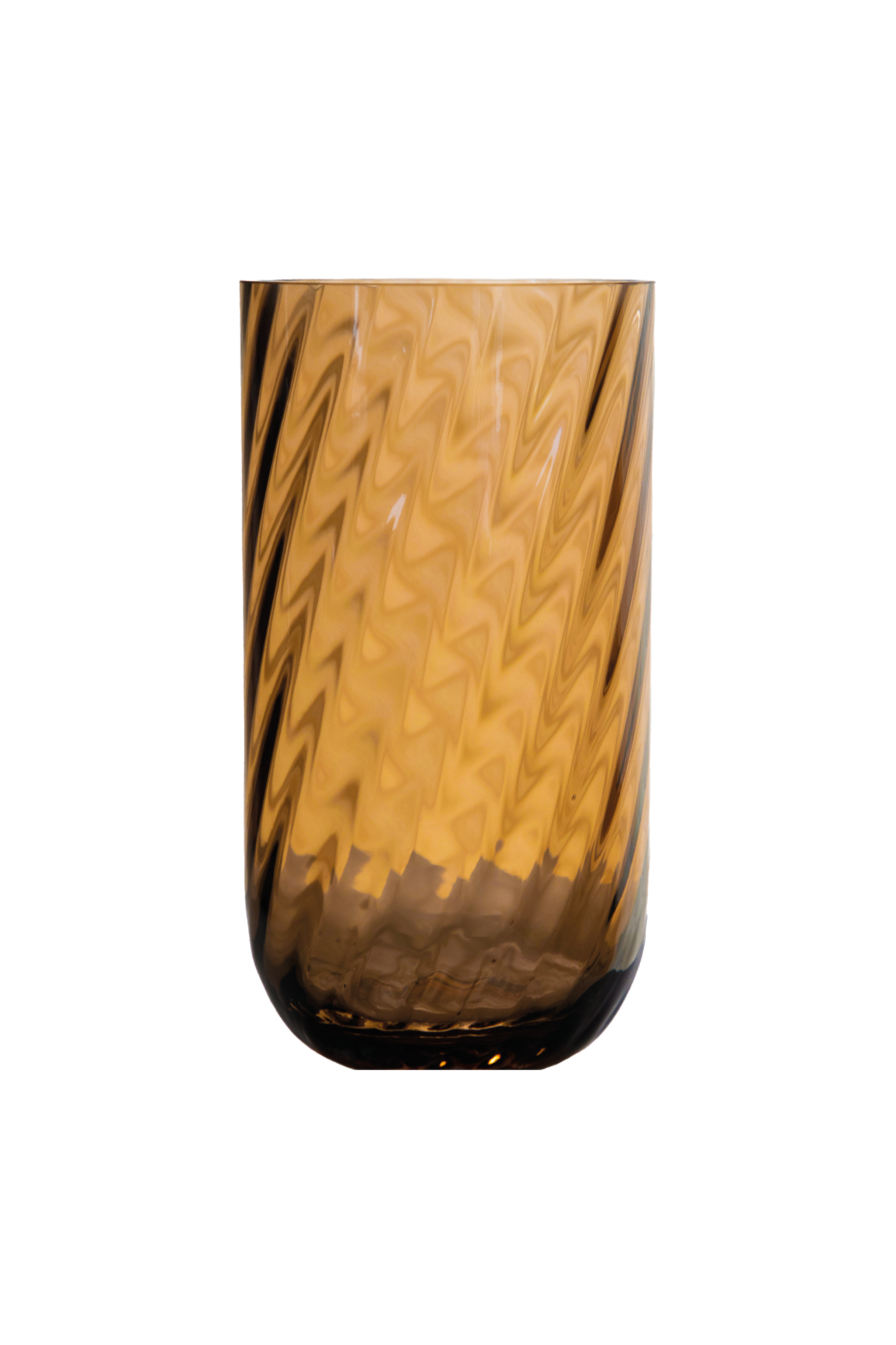 Cylindrisk glasvase i ravfarvet glas med zigzag-mønstret struktur og blank overflade.