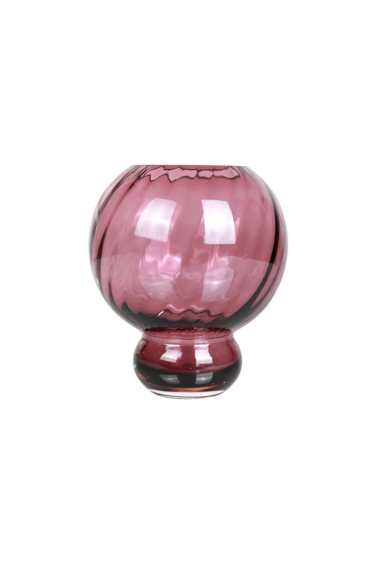 En mundblæst glasvase i dyb pink farve med en rund form og kort fod. Glasset har en swirl-struktur, der giver et levende lys- og skyggeudtryk. Vasen står frit mod en hvid baggrund.