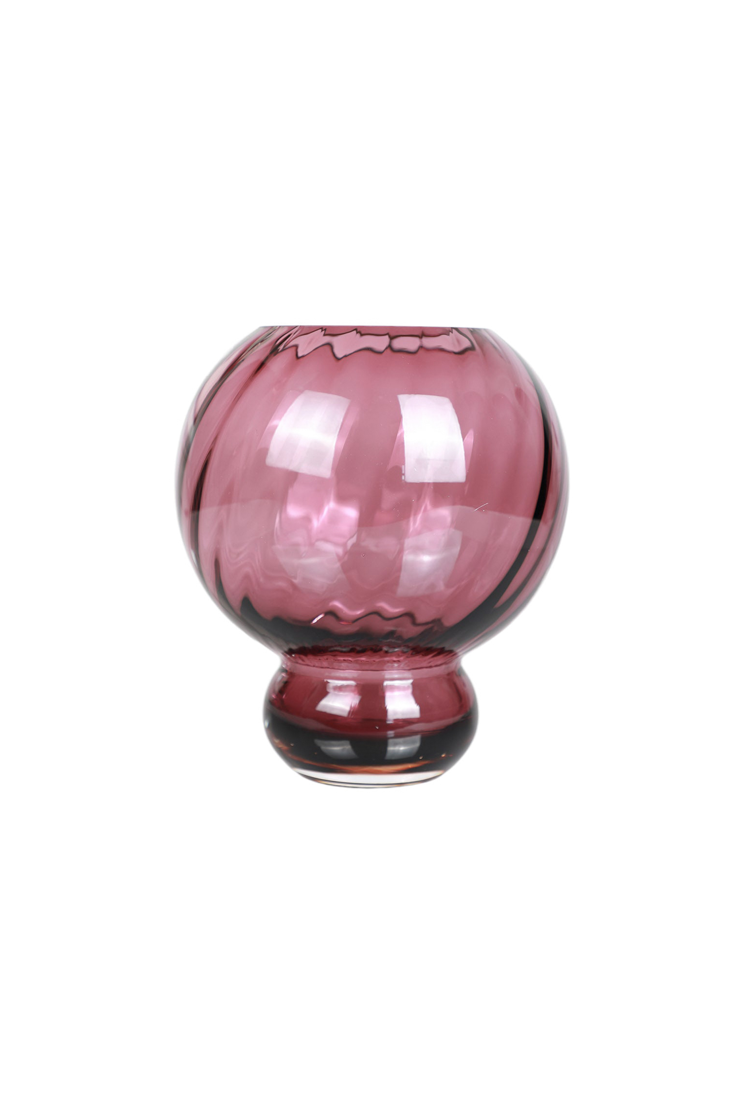En mundblæst glasvase i dyb pink farve med en rund form og kort fod. Glasset har en swirl-struktur, der giver et levende lys- og skyggeudtryk. Vasen står frit mod en hvid baggrund.