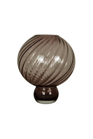 Rund glasvase i røgfarvet glas med snoet spiralstruktur og en lille fod. Vasen har en bred, kugleformet krop og en smal åbning øverst.