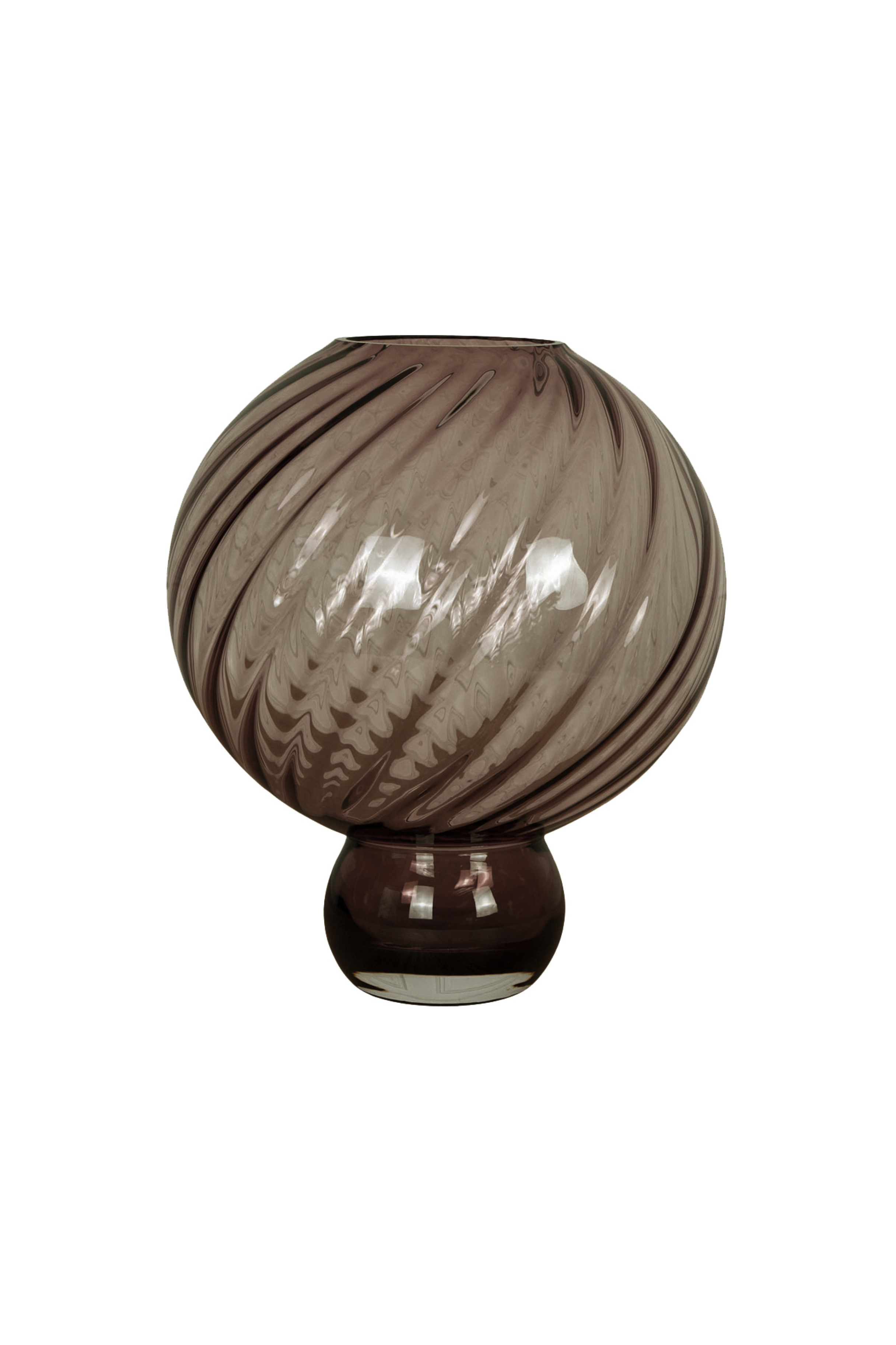 Rund glasvase i røgfarvet glas med snoet spiralstruktur og en lille fod. Vasen har en bred, kugleformet krop og en smal åbning øverst.