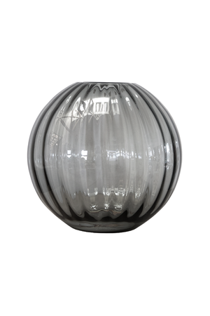 Rund glasvase i grå nuance med rillemønster og blank overflade. Vasen har en bred, afrundet form og en lille åbning foroven.