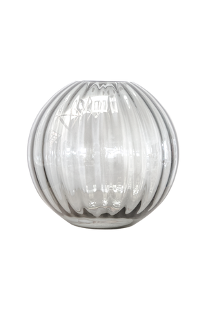 Rund klar glasvase med rillemønster og blank overflade. Vasen har en bred, afrundet form og en lille åbning foroven