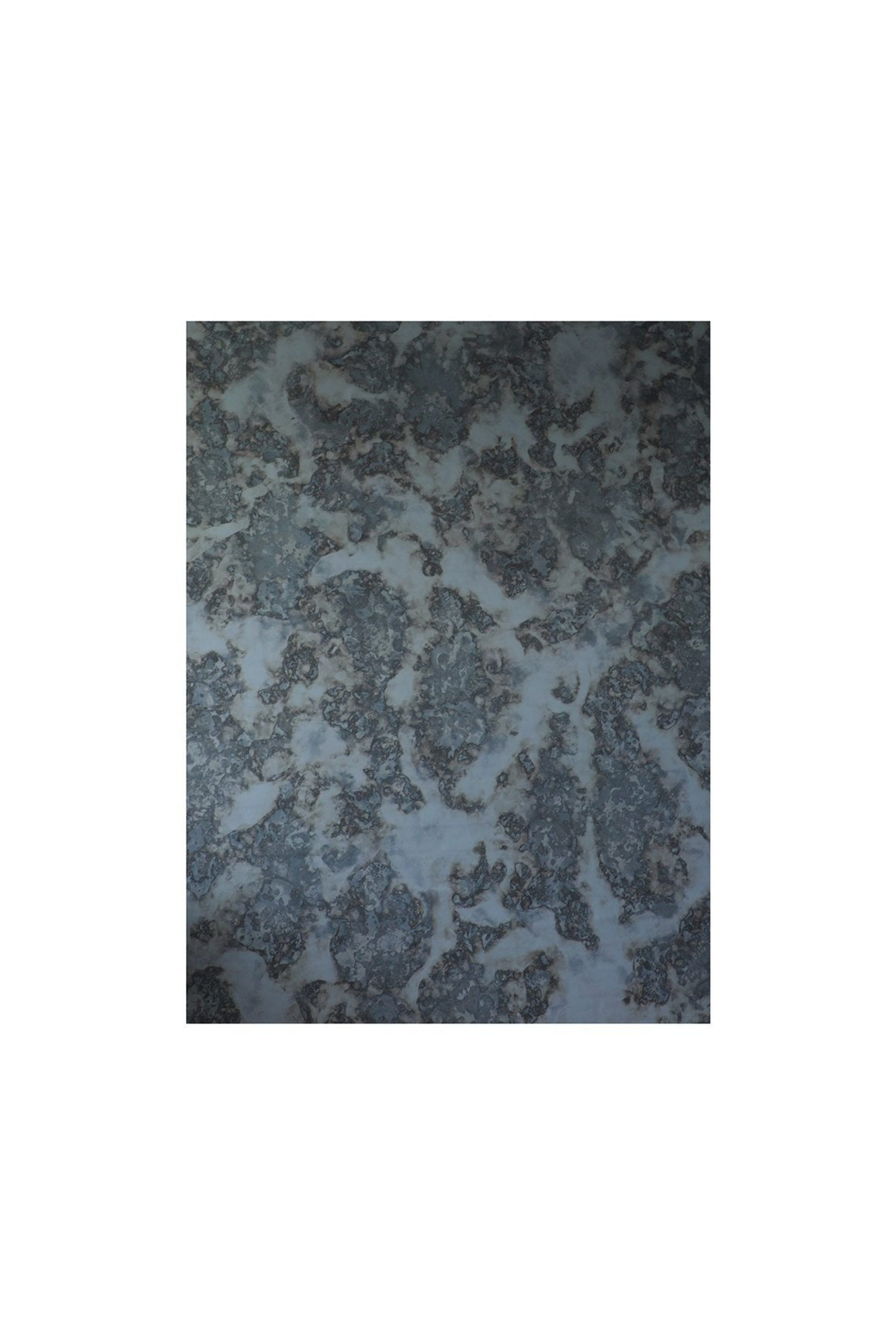 Rektangulært spejl med mørkt, marmoreret mønster i grå og sorte nuancer set forfra