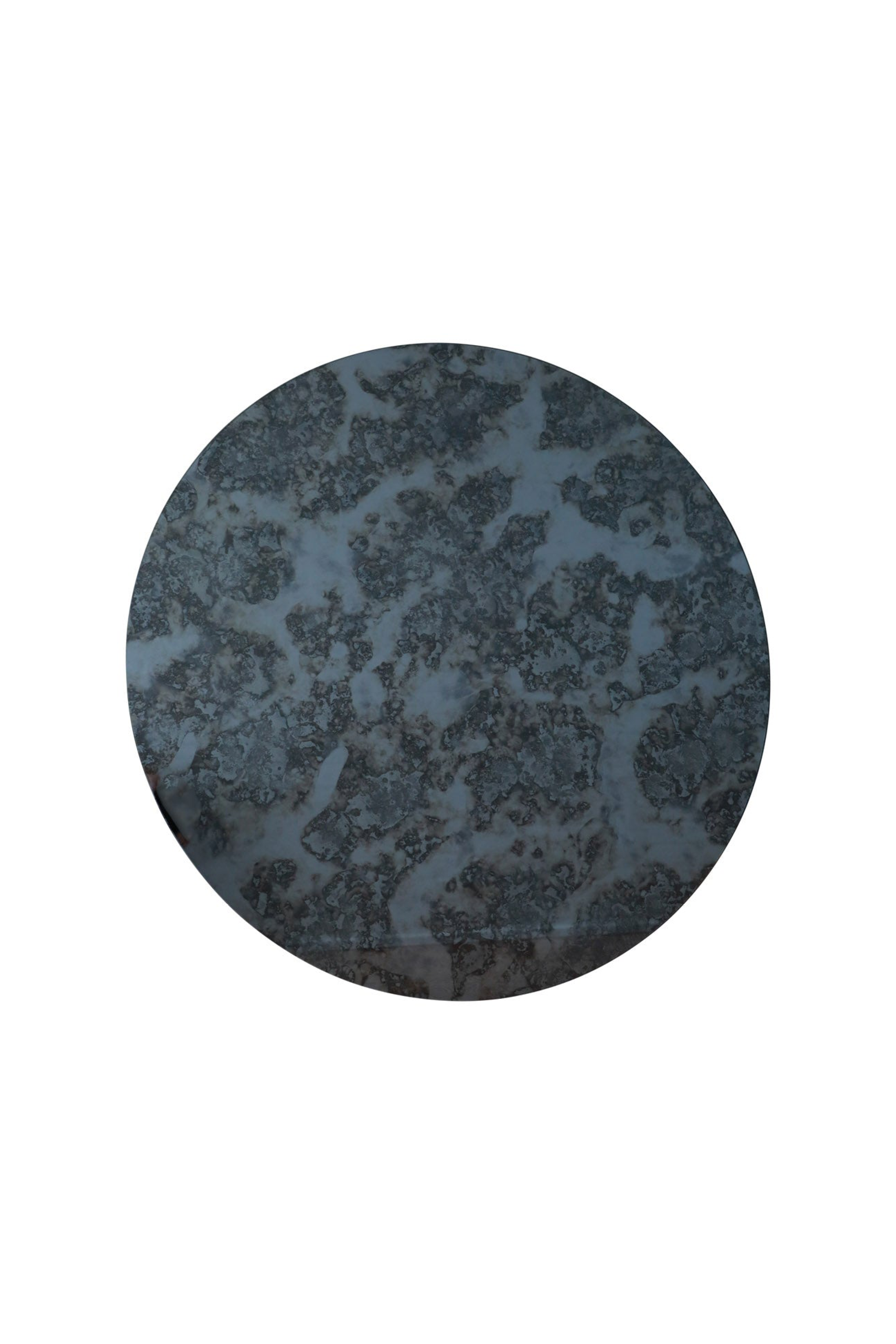 Rundt spejl med mørkt, marmoreret mønster i grå og sorte nuancer, set mod hvid baggrund.