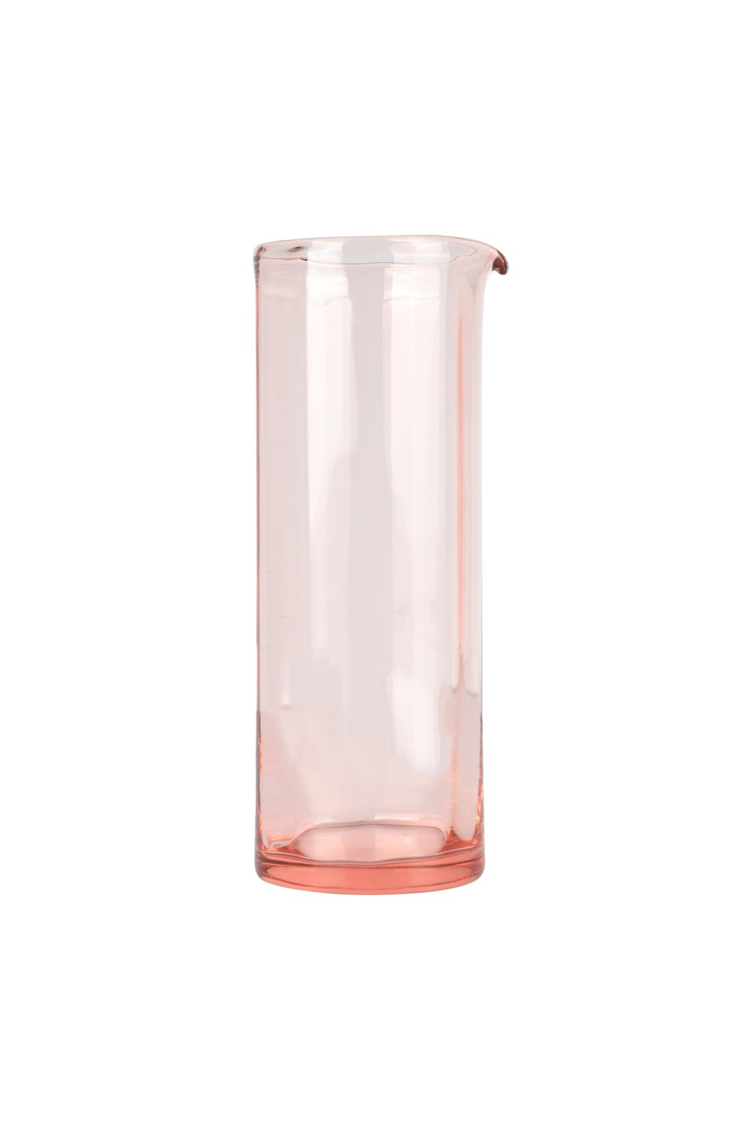 Cylindrisk karaffel i lyserødt glas med lille hældetud, stående mod hvid baggrund.