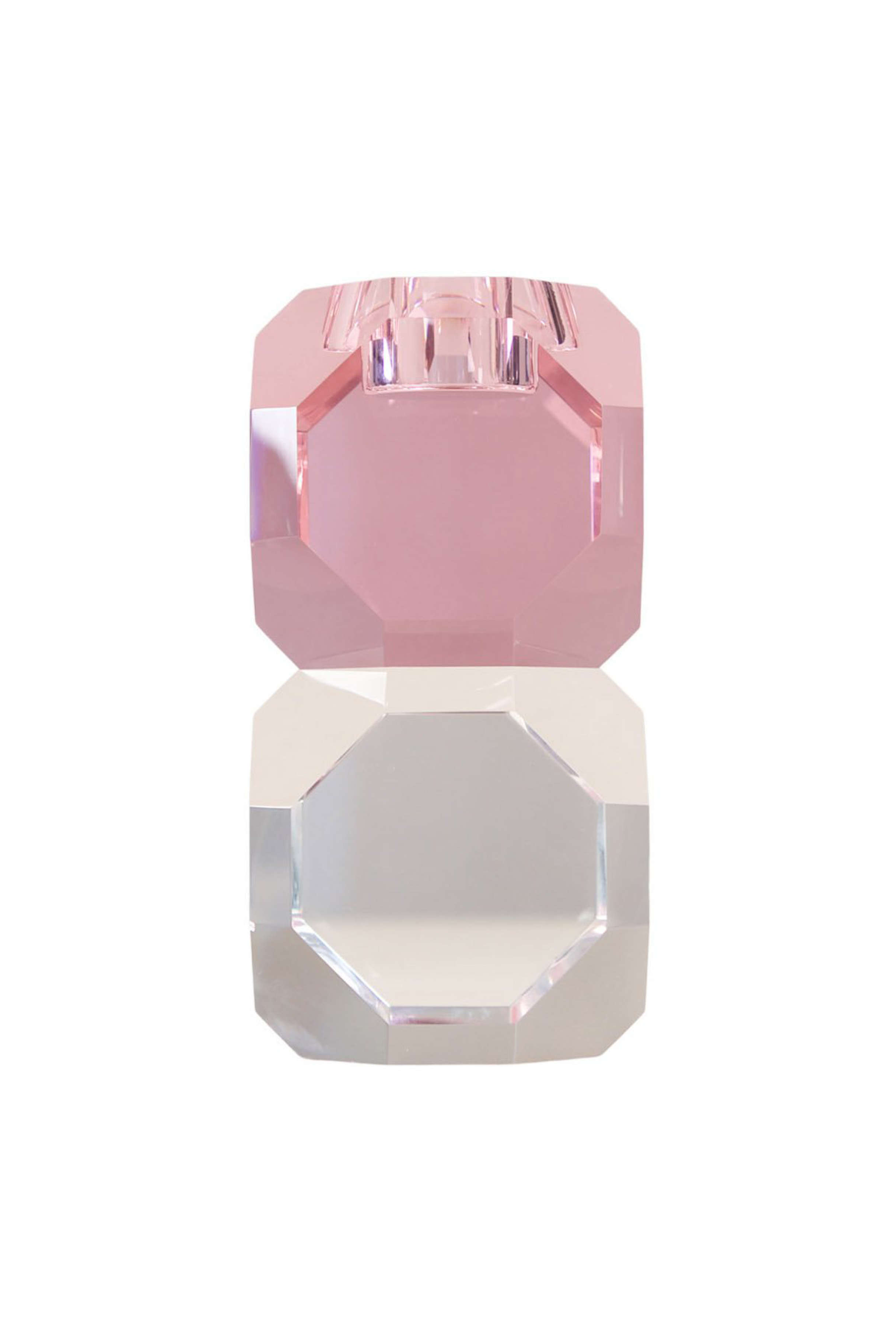Lysestage i facetslebet krystalglas med to stablede kubeformer, hvor den øverste er lyserød og den nederste gennemsigtig