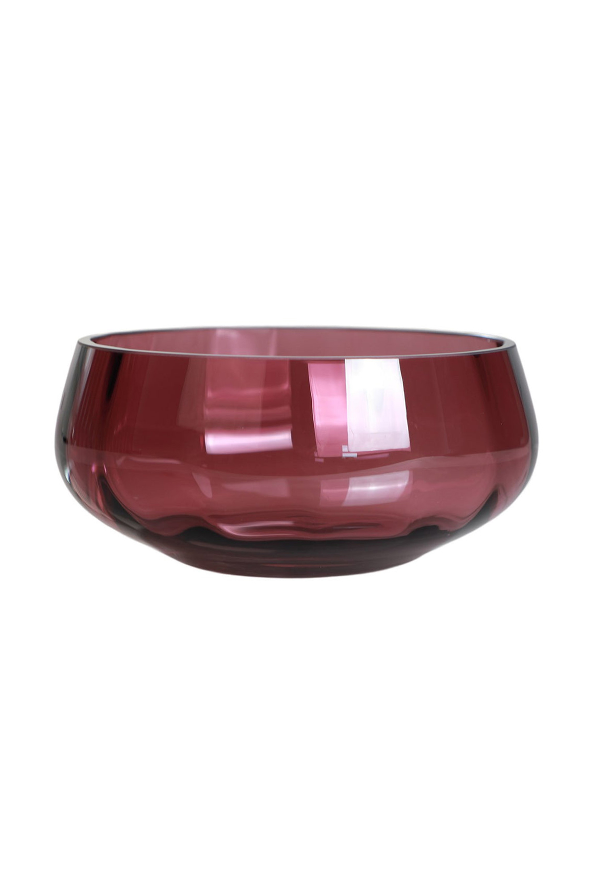 Rund skål i glas med lav og bred form, udført i en dyb rødvin-/bordeauxfarve med blank overflade, der reflekterer lyset elegant.