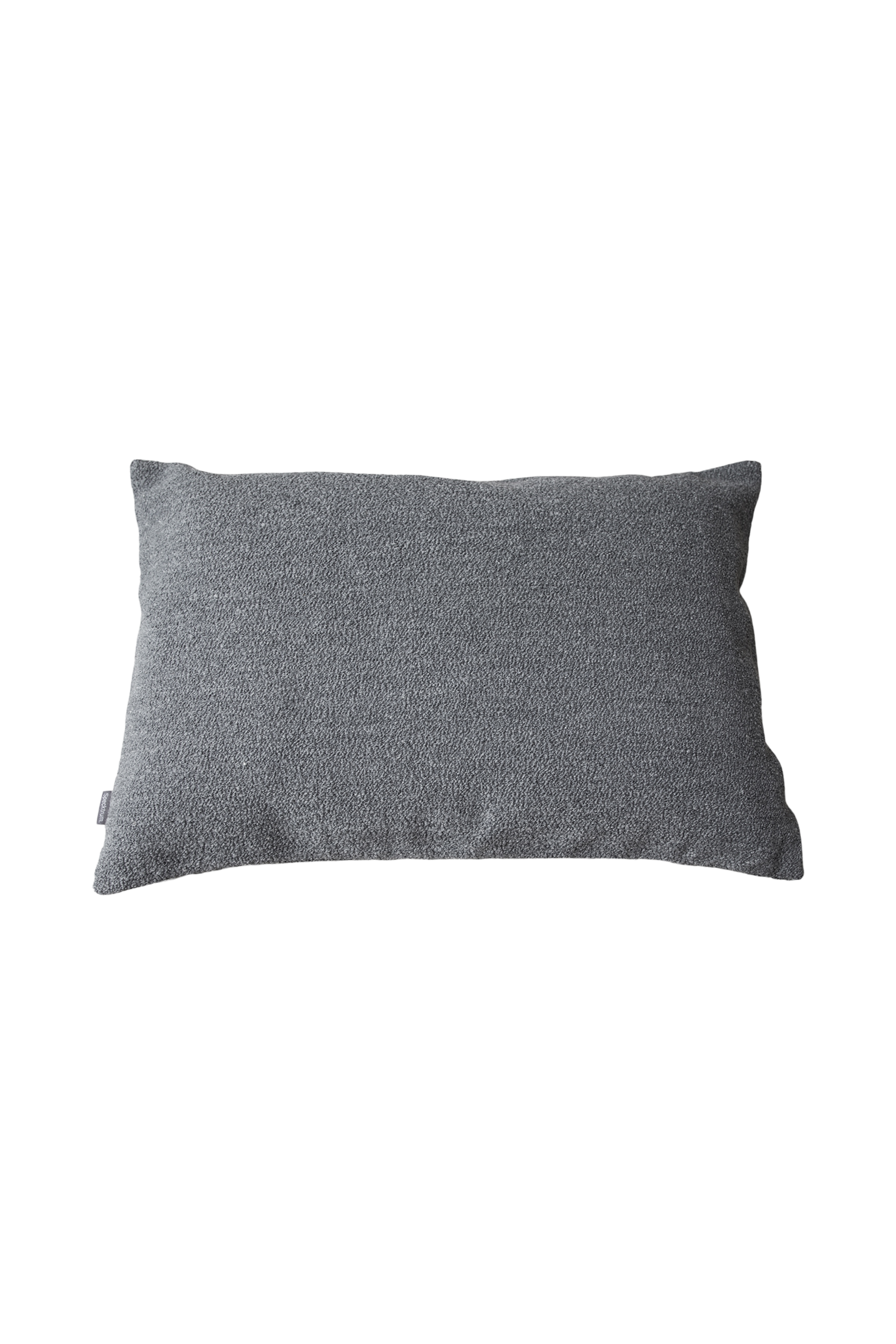 Rektangulær pyntepude i grå bouclé-stof set forfra mod en hvid baggrund.
