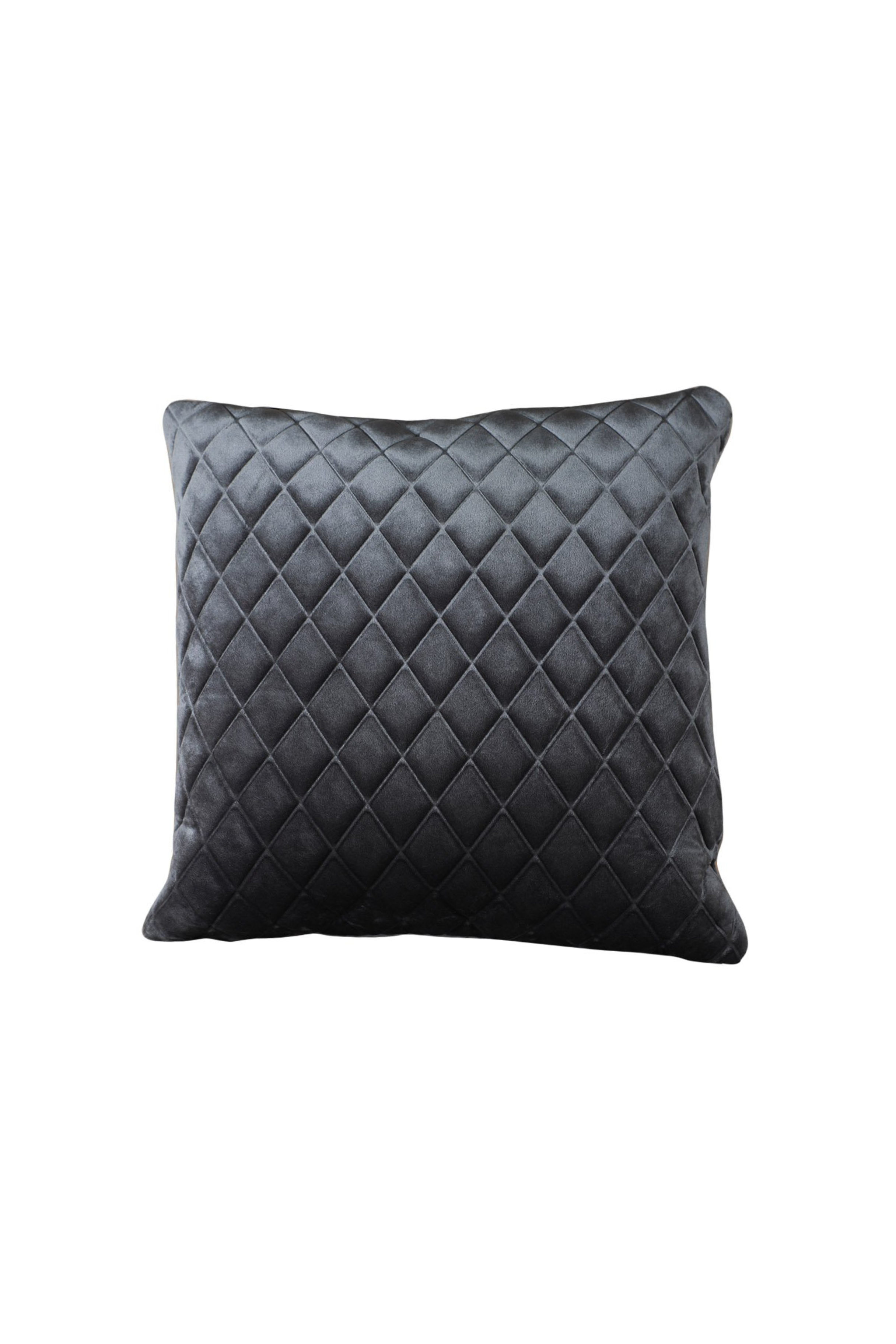 Kvadratisk pyntepude i mørkegrå velour med quiltet diamantmønster.
