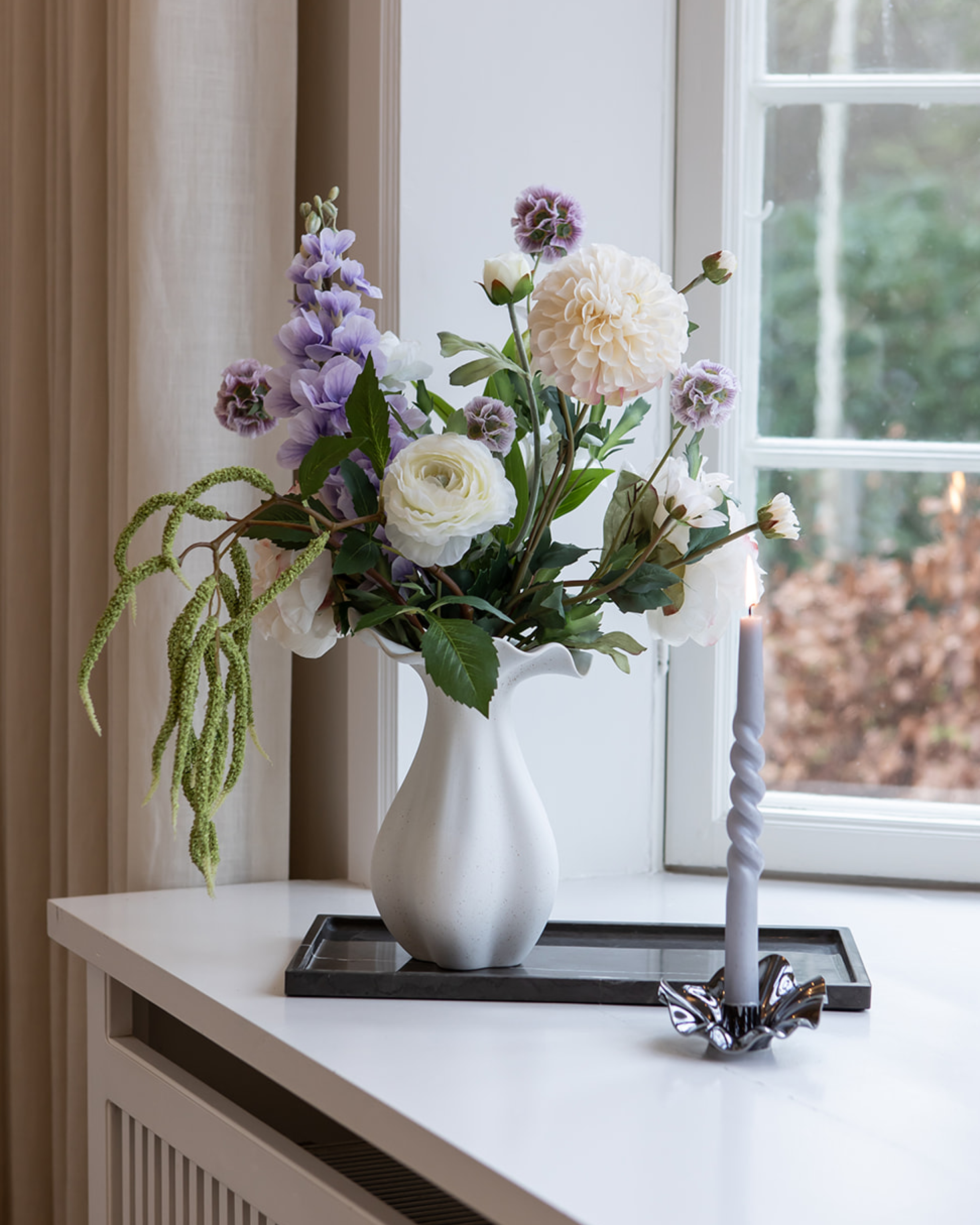 Kunstige blomster
Buketten indeholder:
1 x Purple Scabiosa Seed Pod (multible heads)
1 x White Ranunculus
2 x Cream Peony
1 x Light purple Consolida
1 x Green Hanging branch no. 2
1 x White Lily small
1 x Cream Dahlia