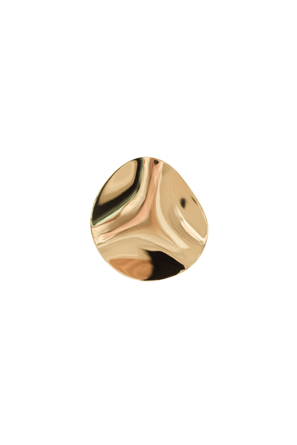 Rund lille Amalia knage i materialet zink betrukket med guld, i et bølgende og organisk design. 