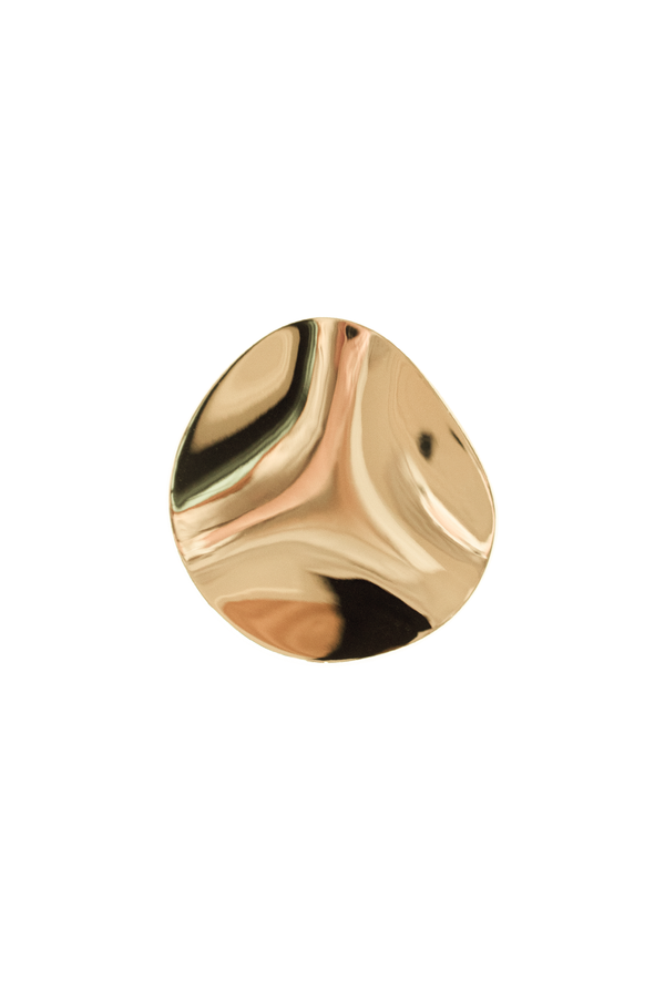 Rund og stor Amalia knage i materialet zink, betrukket med guld. Knagen kommer i et bølgende og organisk design.