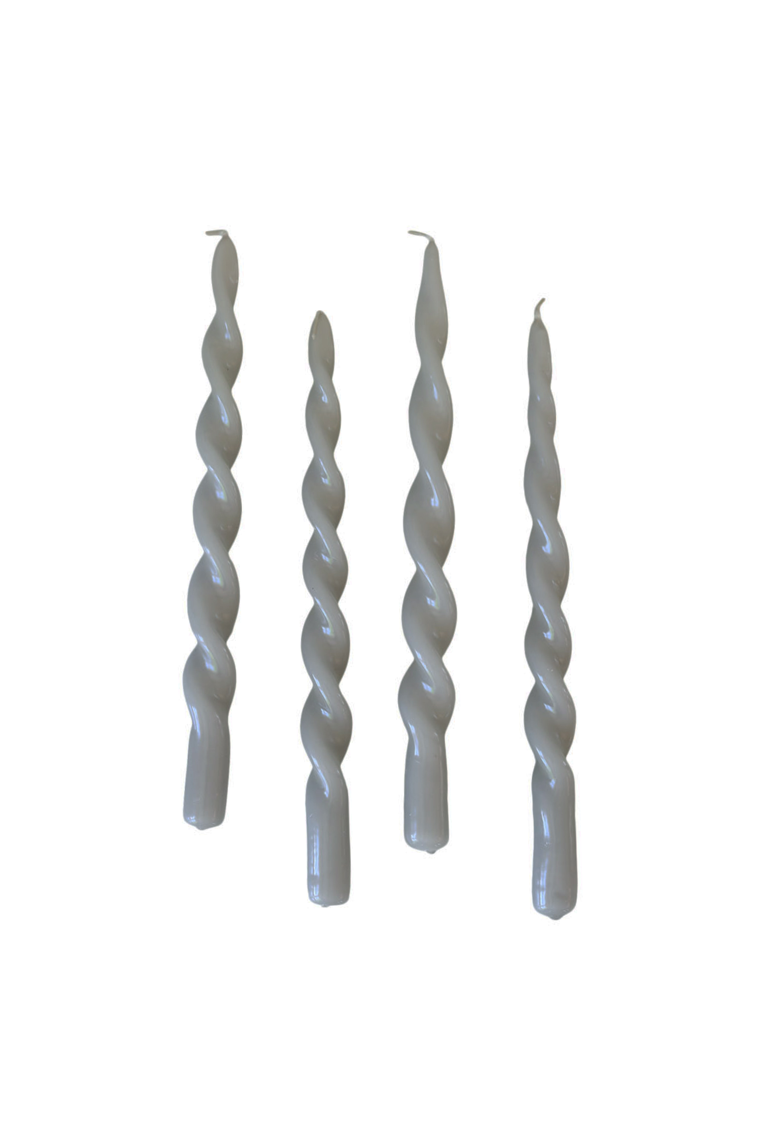 Fire snoede stearinlys i grå farve med glossy udtryk, placeret oprejst mod en hvid baggrund.