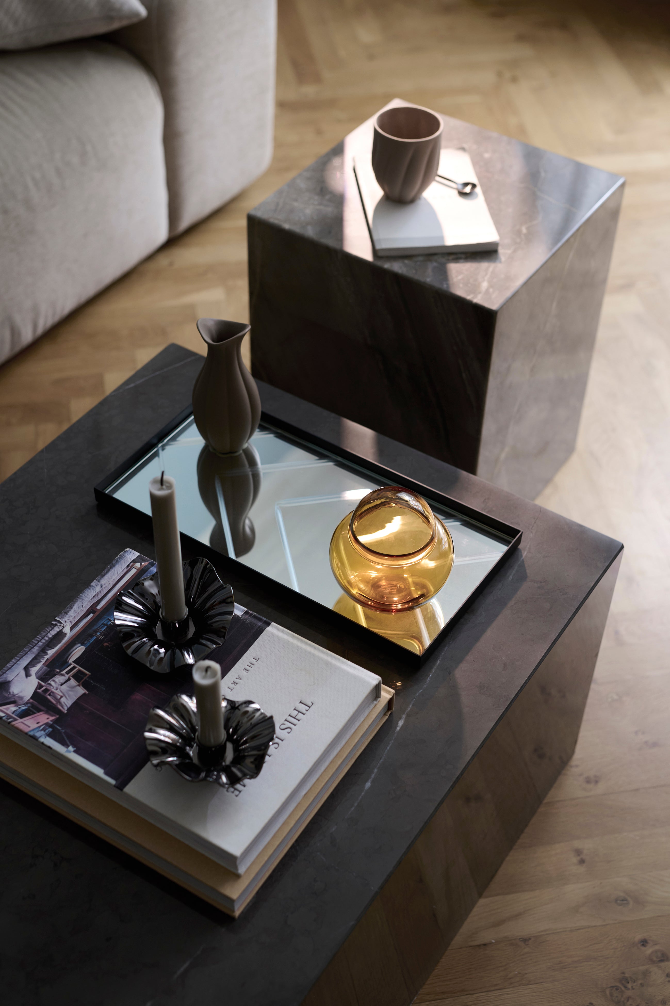 Marmor sidebord i farven lightning fra Specktrum, der anvendes stuebord sammensat med Phantom sofabordet, hvilket giver en luksuriøs stemning til stuen.