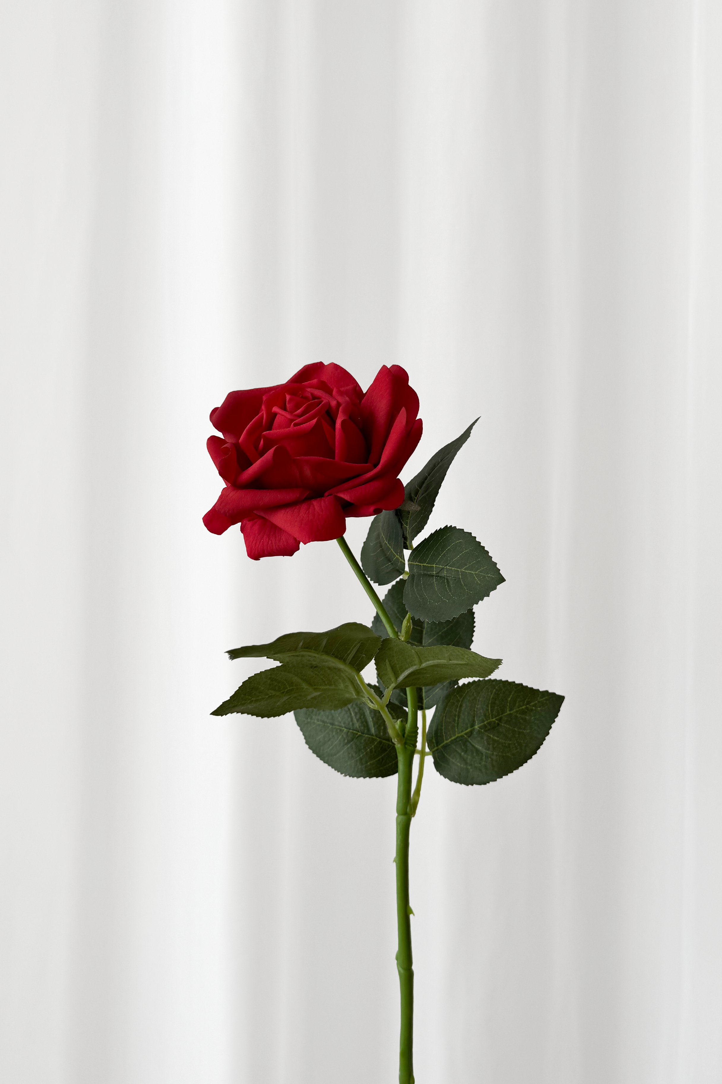 Naturtro kunstig rød rose med real touch følelse