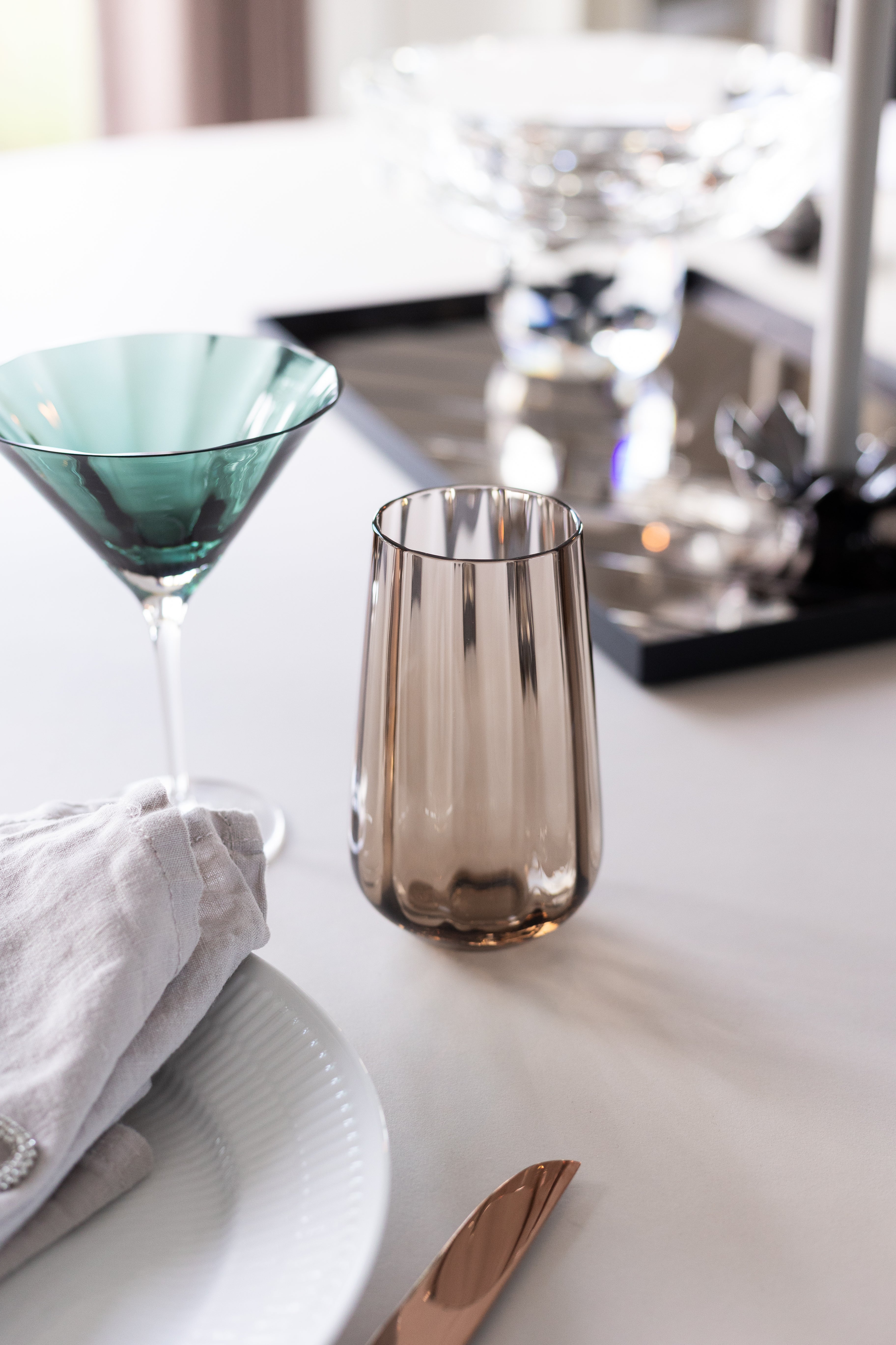 Højt drikkeglas fra Specktrums Meadow kollektion i farven topaz. Glasset har riller, der er med til at skabe en smuk borddækning.