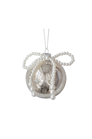 Rund julekugle i sølv med antikt mønster med en dekorativ perlesløjfe på toppen.