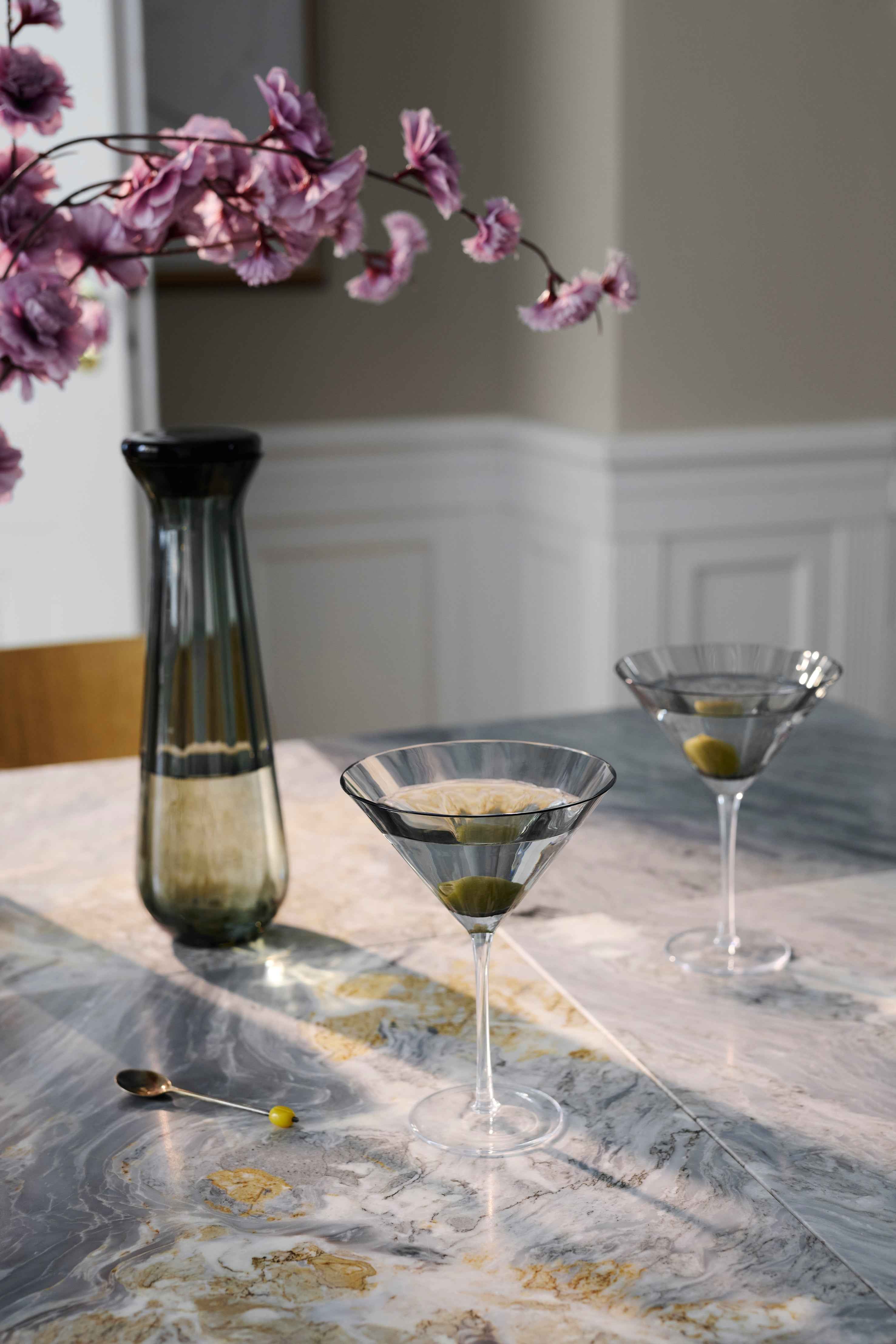 To martini glas i grå og en matchende karaffel.