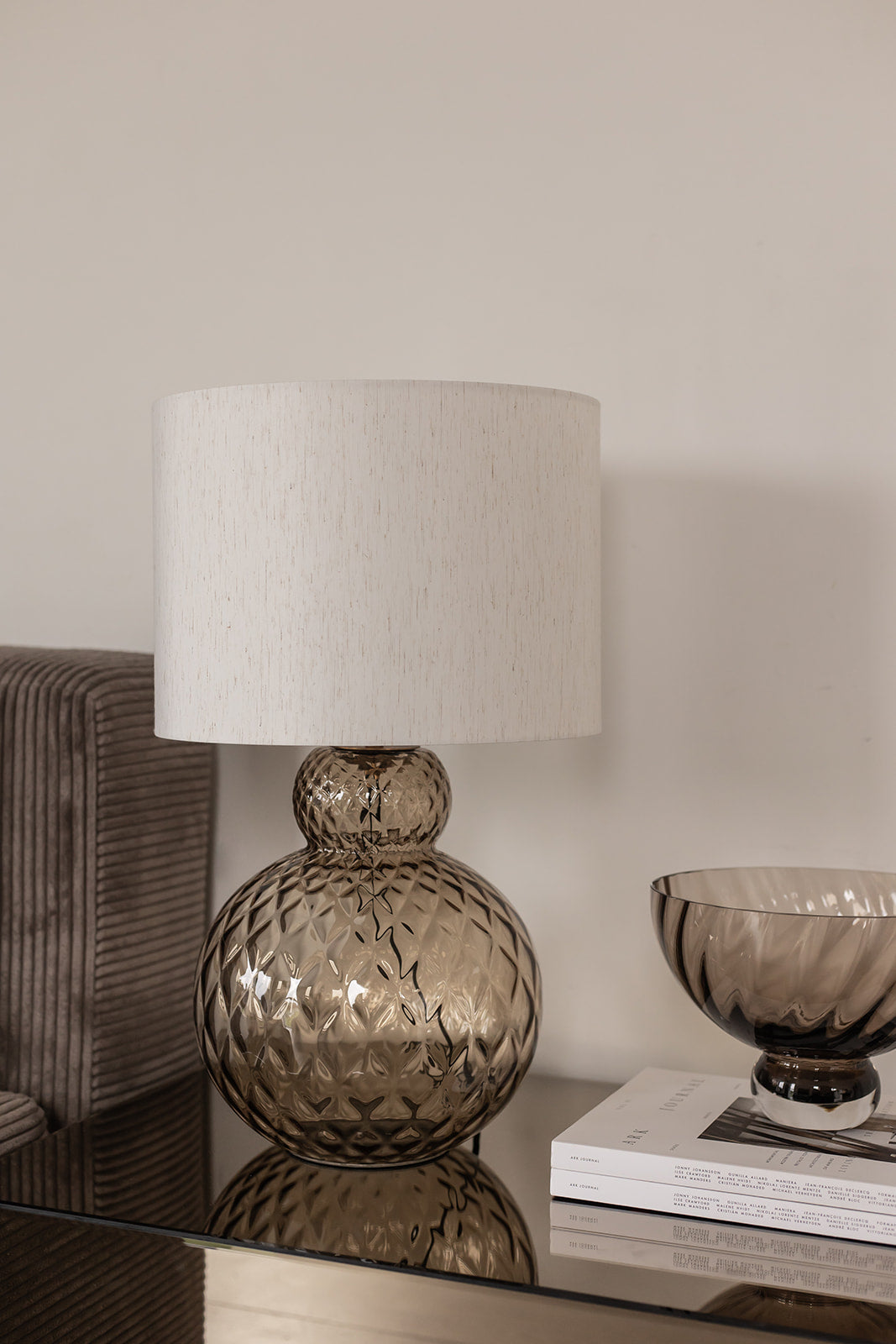 Lilly bordlampe i brun med sylvester lampeskærm i hvid.