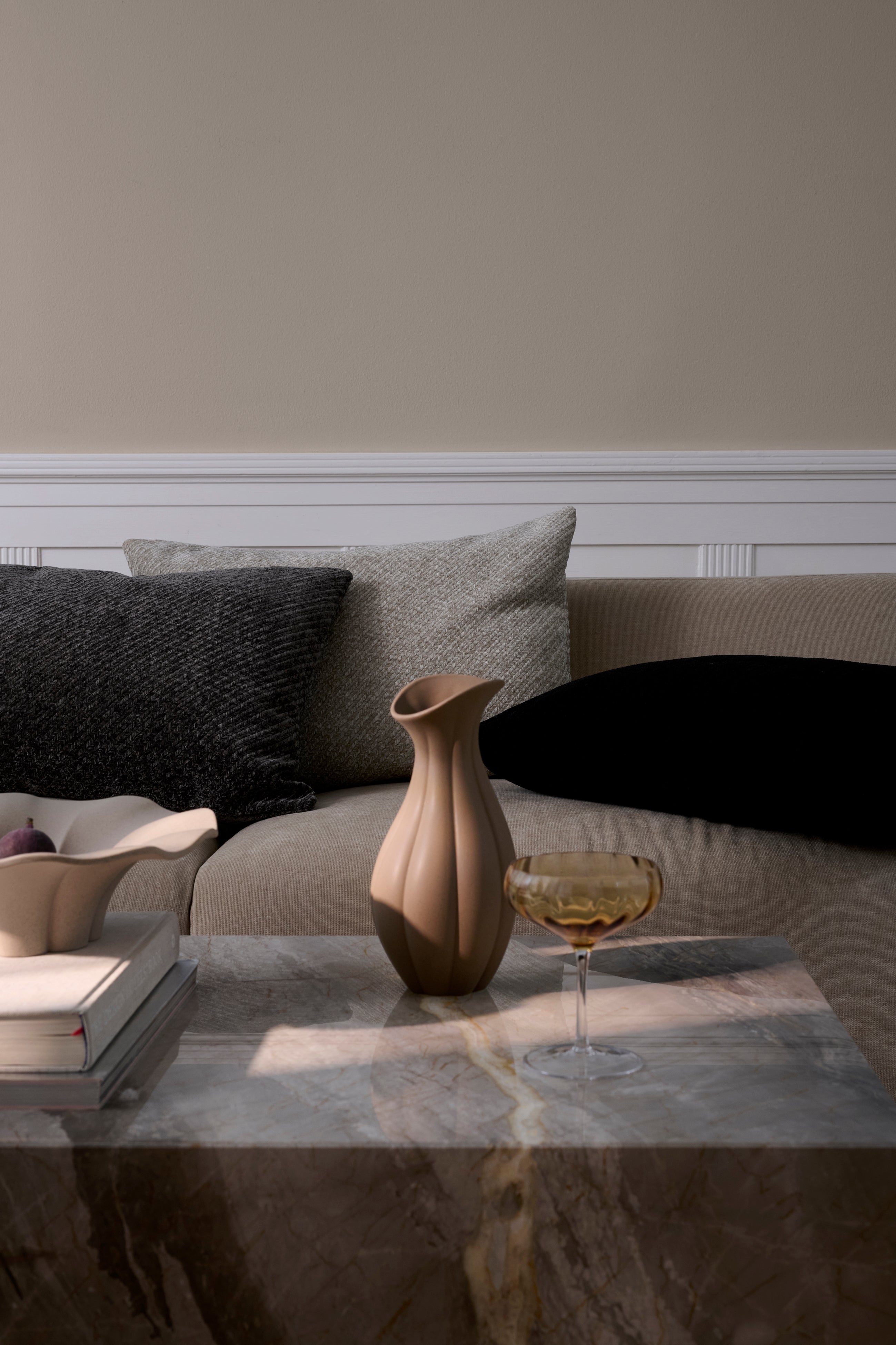 Herringbone puden i cloudy grey arrangeret i en sofa sammen med andre puder fra Specktrum.